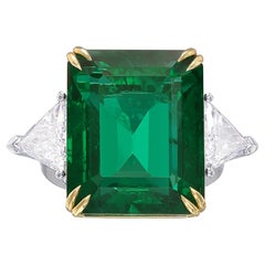20,78 carati di smeraldo ottagonale verde vivo certificato, anello con tre pietre di diamante