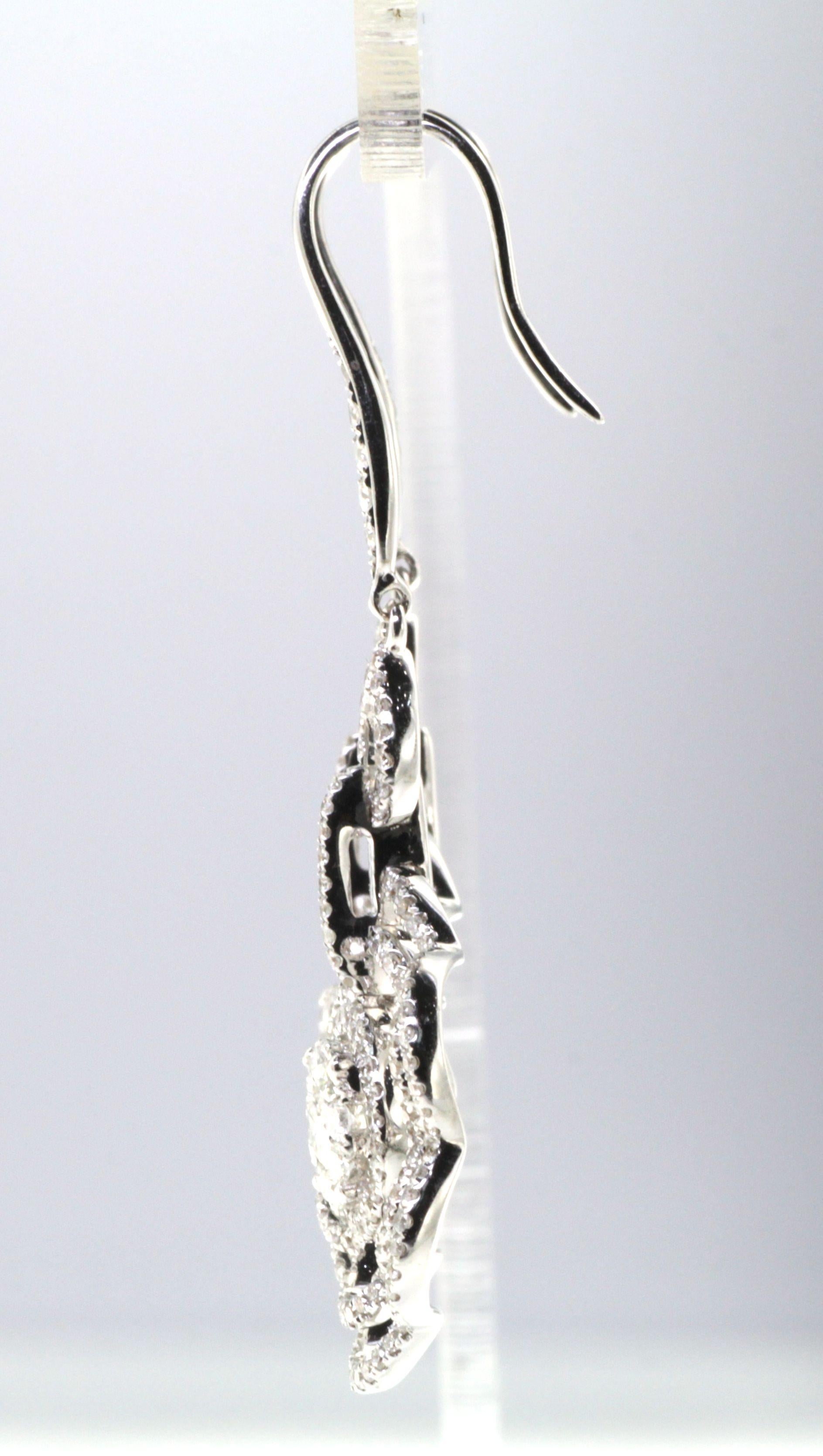 Ein Paar Ohrringe aus 18 Karat Weißgold, besetzt mit Diamanten von 2,07 Karat, ist wahrscheinlich sehr wertvoll und hochwertig. Diamantene Ohrringe gibt es in verschiedenen Stilen und Designs, z. B. als Ohrstecker, Creolen, Tropfen und mehr. Der