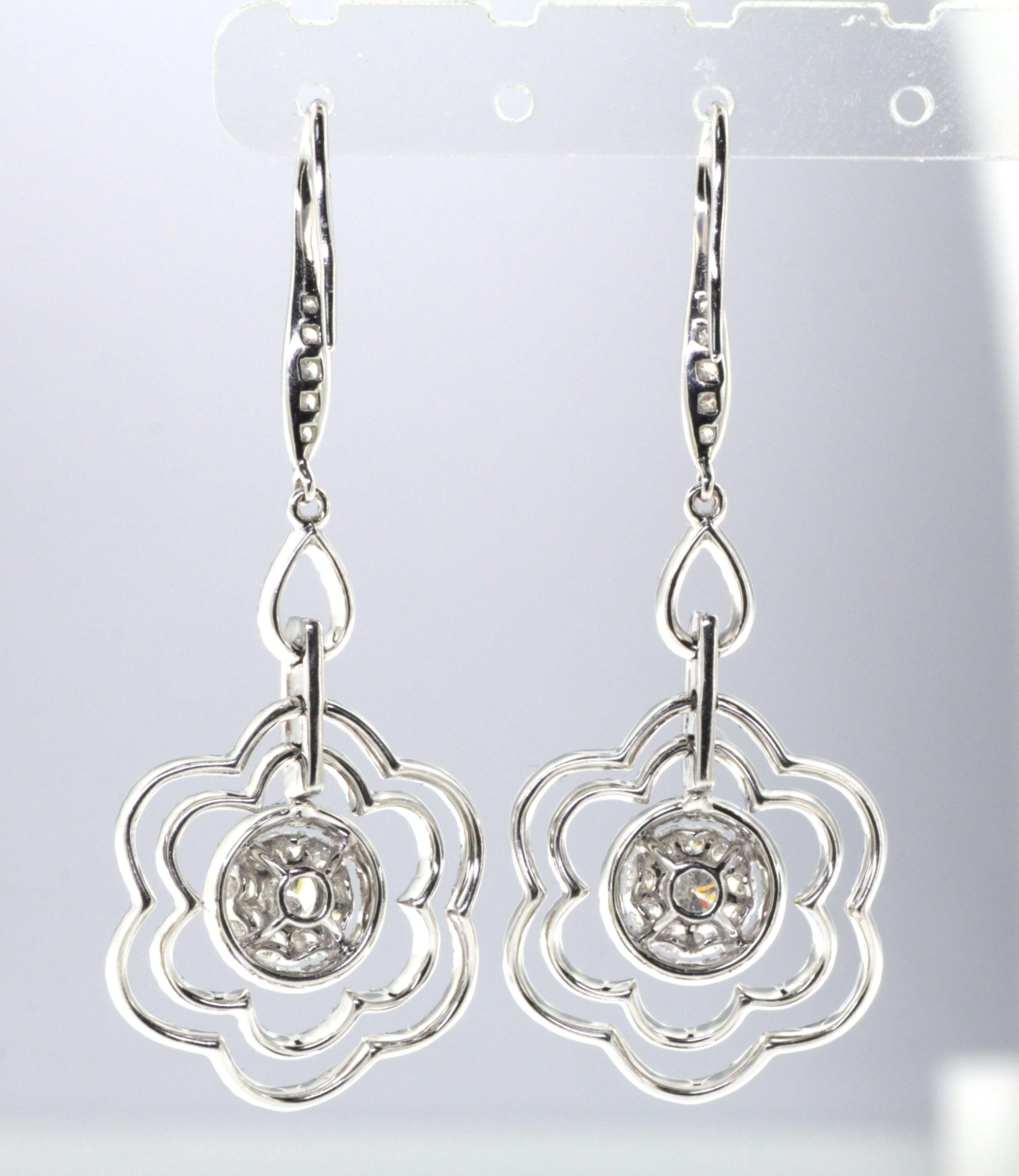 2,07 Karat Art Deco Diamant-Tropfen-Ohrringe aus 18 Karat Weißgold (Zeitgenössisch) im Angebot
