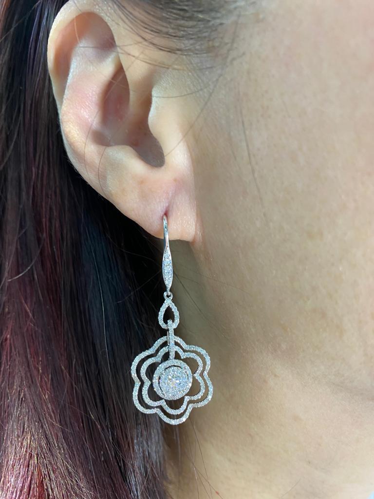 2,07 Karat Art Deco Diamant-Tropfen-Ohrringe aus 18 Karat Weißgold (Brillantschliff) im Angebot