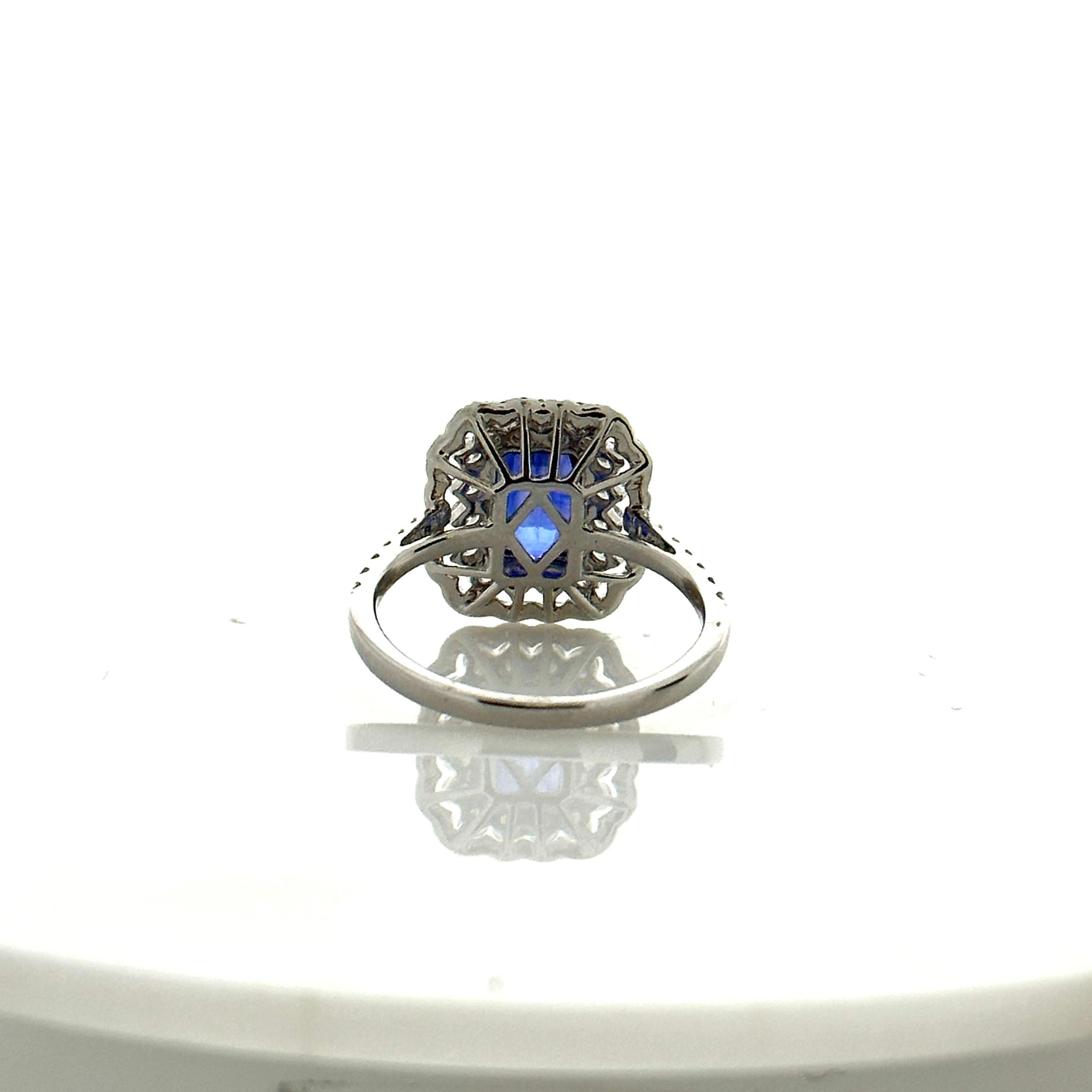 Ring aus 18 Karat Weißgold mit 2,07 Karat blauem Saphir und 0,73 Karat Diamant (Tropfenschliff) im Angebot