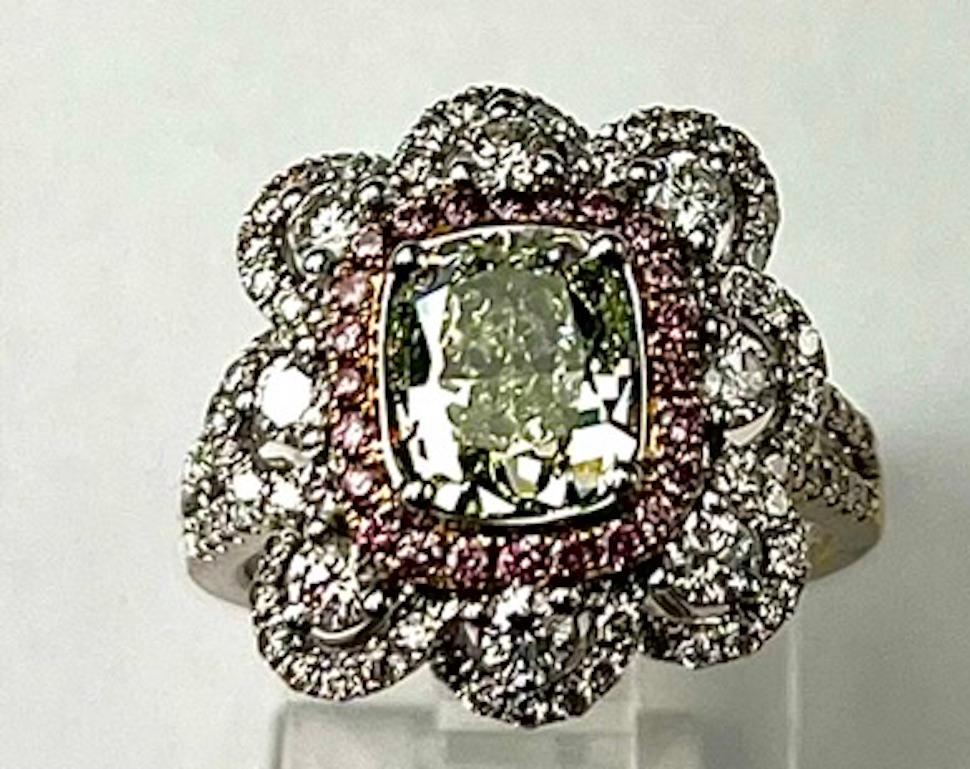 La couleur dominante du diamant de cette bague est un vert distinct et délicat. Le diamant est très propre et présente un degré de pureté VS2. Le diamant est également très clair, brillant et translucide. Le design floral vintage donne une