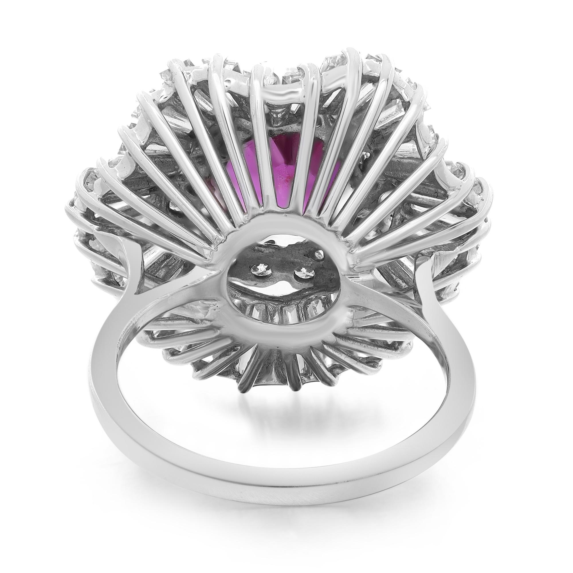 Moderne Bague cocktail en or blanc 18 carats avec rubis de 2,07 carats et diamants de 3,10 carats en vente