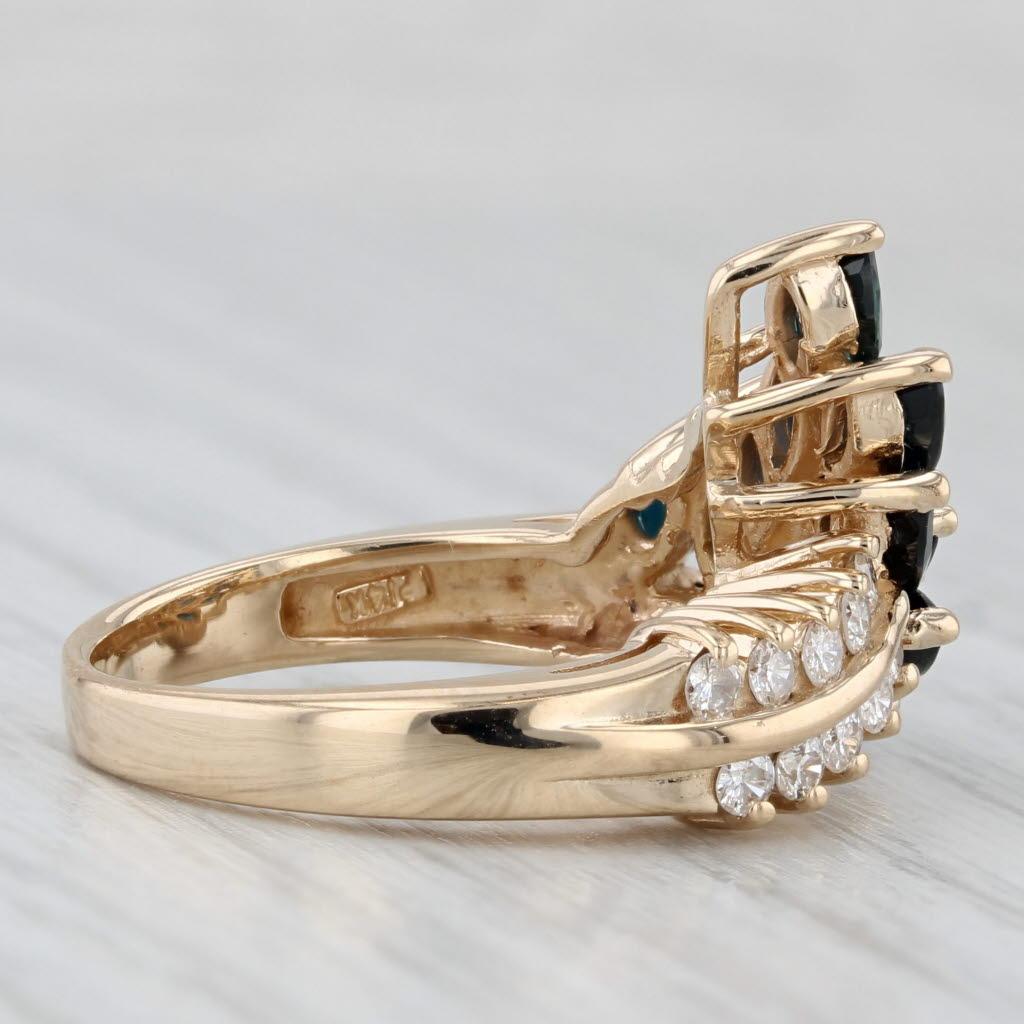 Informations sur les pierres précieuses :
- Saphirs naturels -
Total des carats - 1.70ctw
Taille - Marquise
Couleur - Bleu foncé
Traitement - Chauffé

- Diamants naturels -
Total des carats - 0.37ctw
Taille - Brilliante ronde
Couleur - F - H
Clarté