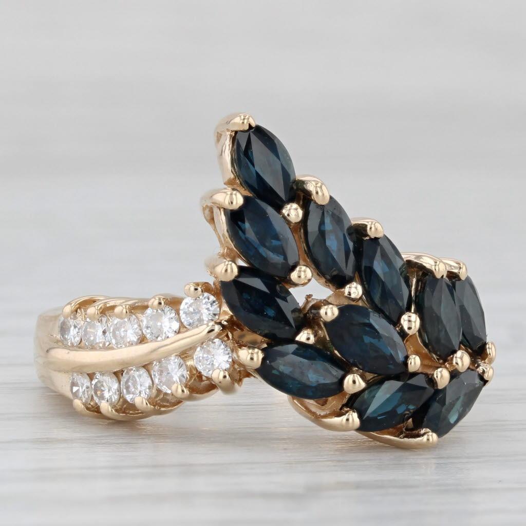 Bague grappe de saphirs bleus de 2,07 carats et diamants en or jaune 14 carats, taille 6,25 Bon état - En vente à McLeansville, NC