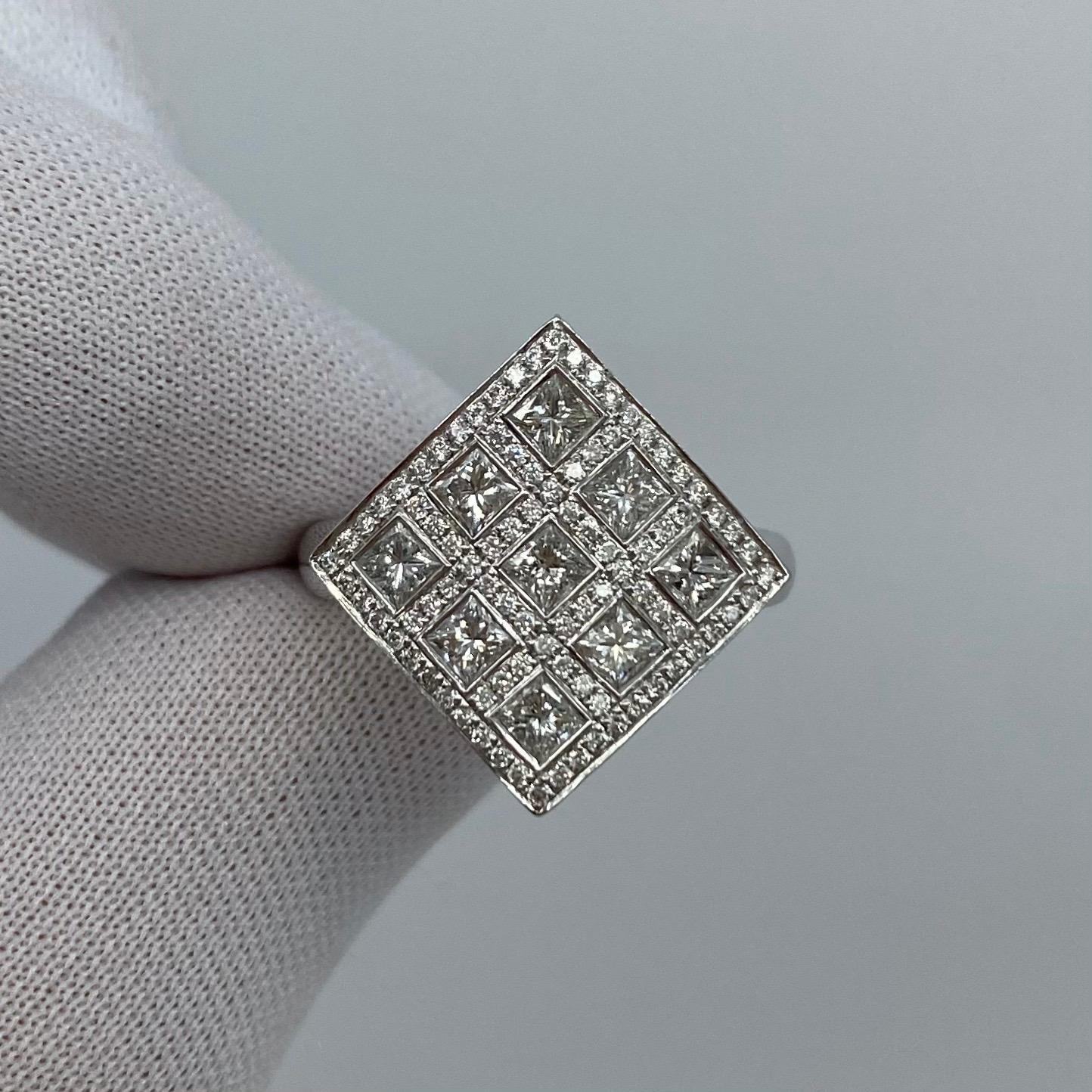 Bague à sommet carré en forme de grappe de diamants de style Art déco.

Une belle et unique bague carrée de 2,08ct en or blanc 18k avec x9 diamants taille princesse de 3mm d'environ 1,62ct et x92 diamants blancs ronds de 1mm d'environ 0,46ct.
Tous
