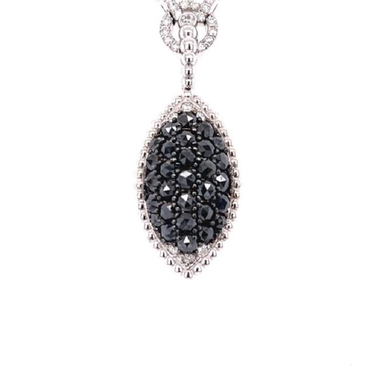 Collana a catena con diamante nero da 2,08 carati e diamante bianco in oro bianco da 14 carati

Questa bellissima collana è composta da diamanti neri taglio rosa naturali del peso di 1,78 carati e da diamanti bianchi taglio rotondo naturali del peso