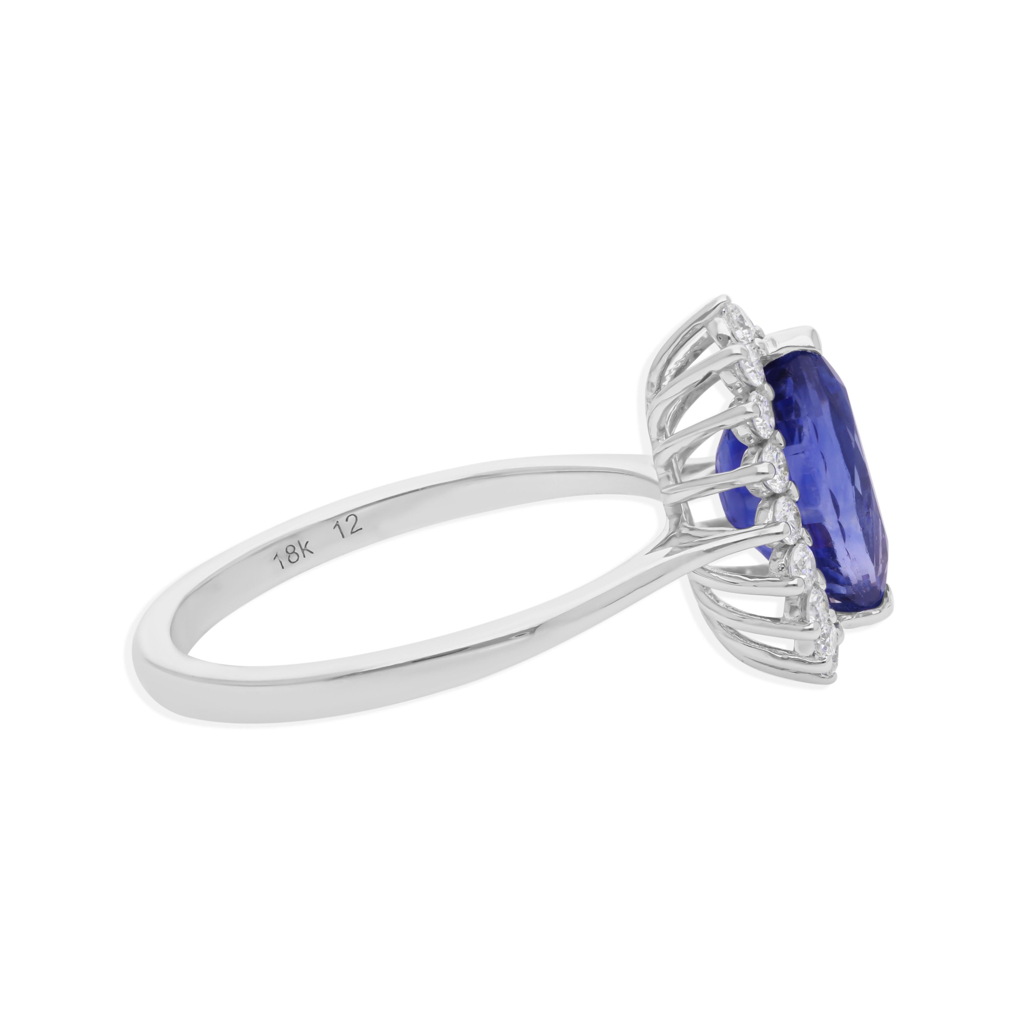 Coulée dans de l'or 18 carats, cette bague exquise est sertie d'un saphir bleu de 2,08 carats et de diamants étincelants de 0,30 carat.

Suivez la vitrine de Spectrum Jewels pour découvrir la dernière collection et les pièces exclusives. Spectrum