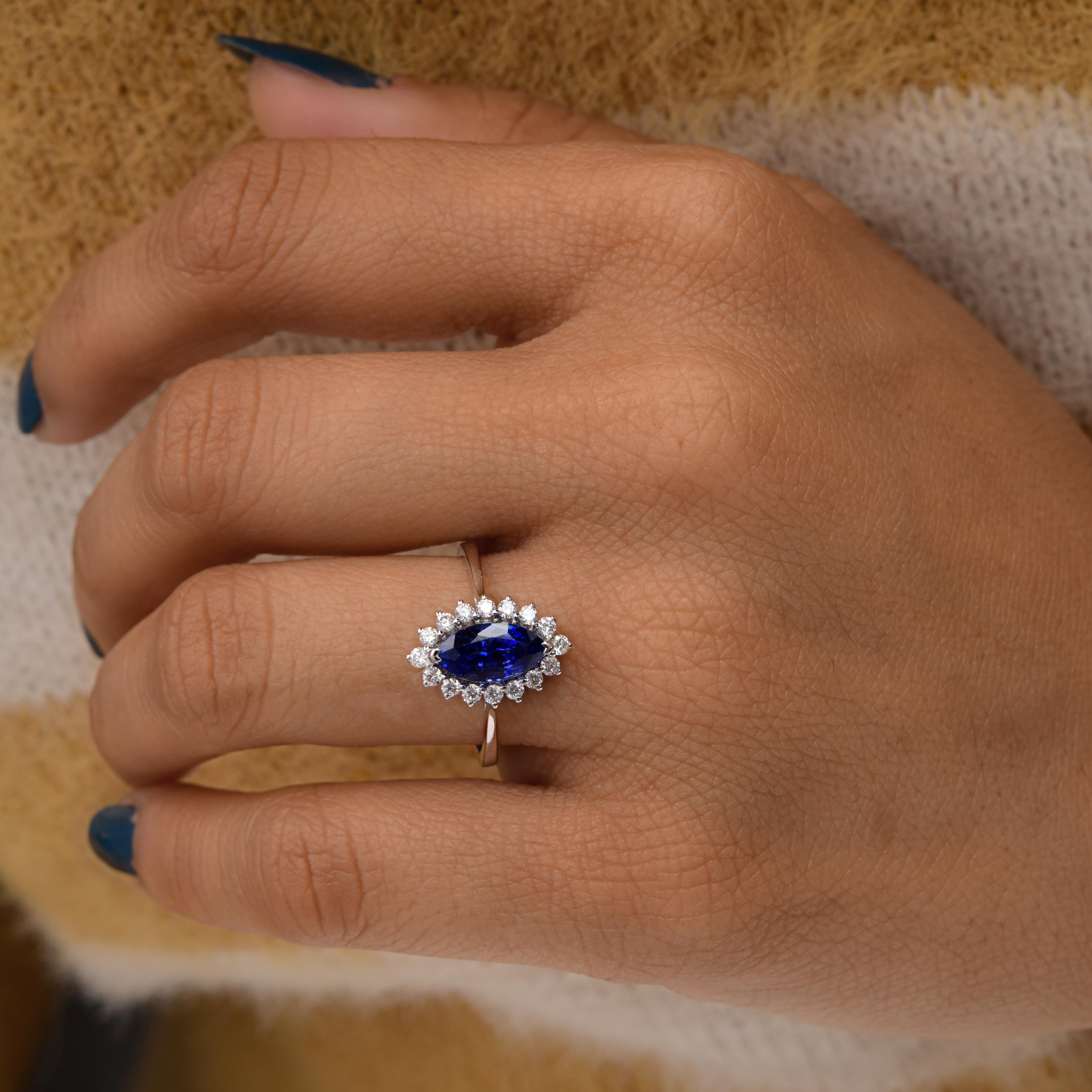 Taille Marquise Bague en or blanc 18 carats avec saphir bleu de 2,08 carats et diamants de 0,3 carat SI/H en vente