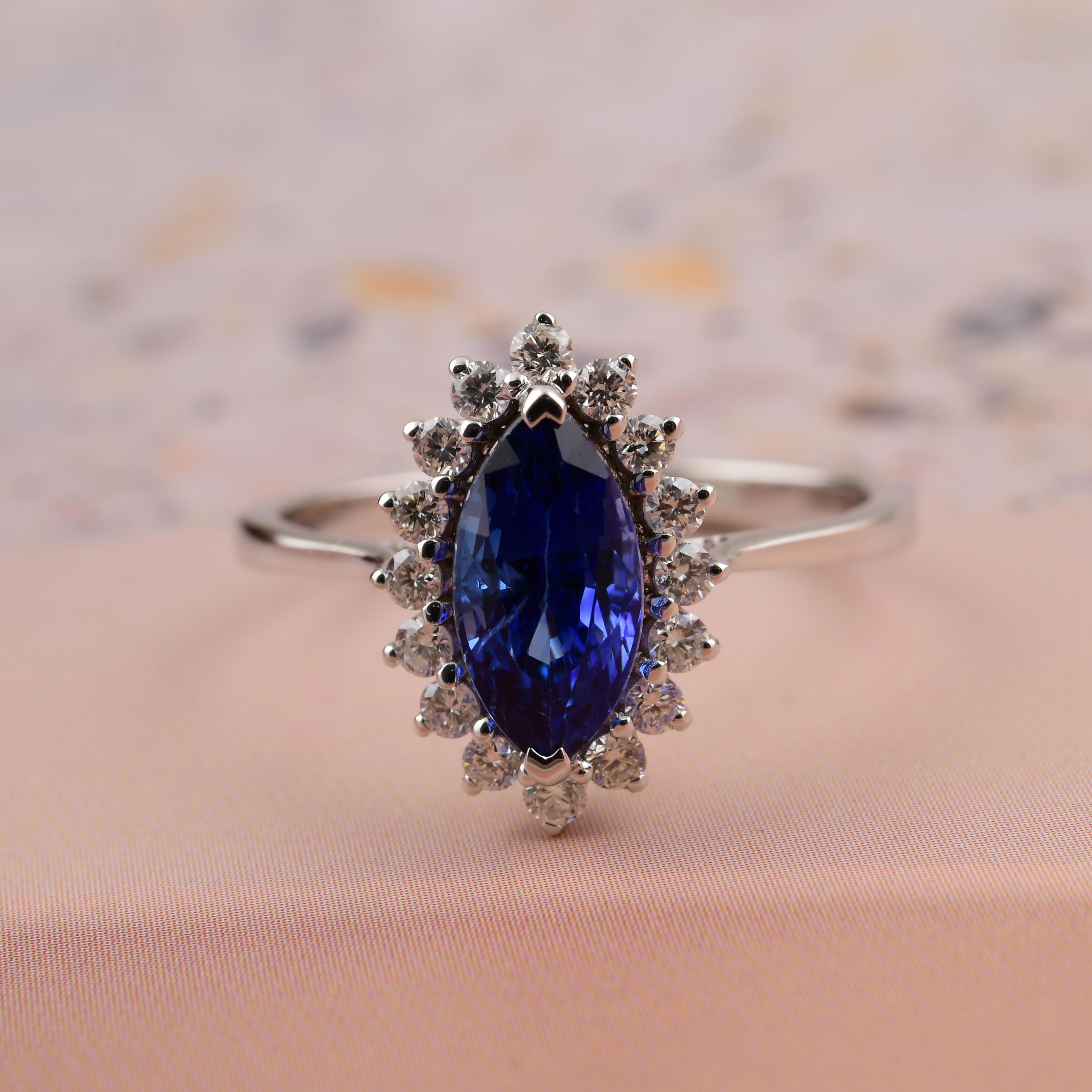 Bague en or blanc 18 carats avec saphir bleu de 2,08 carats et diamants de 0,3 carat SI/H Neuf - En vente à Diera, Dubai