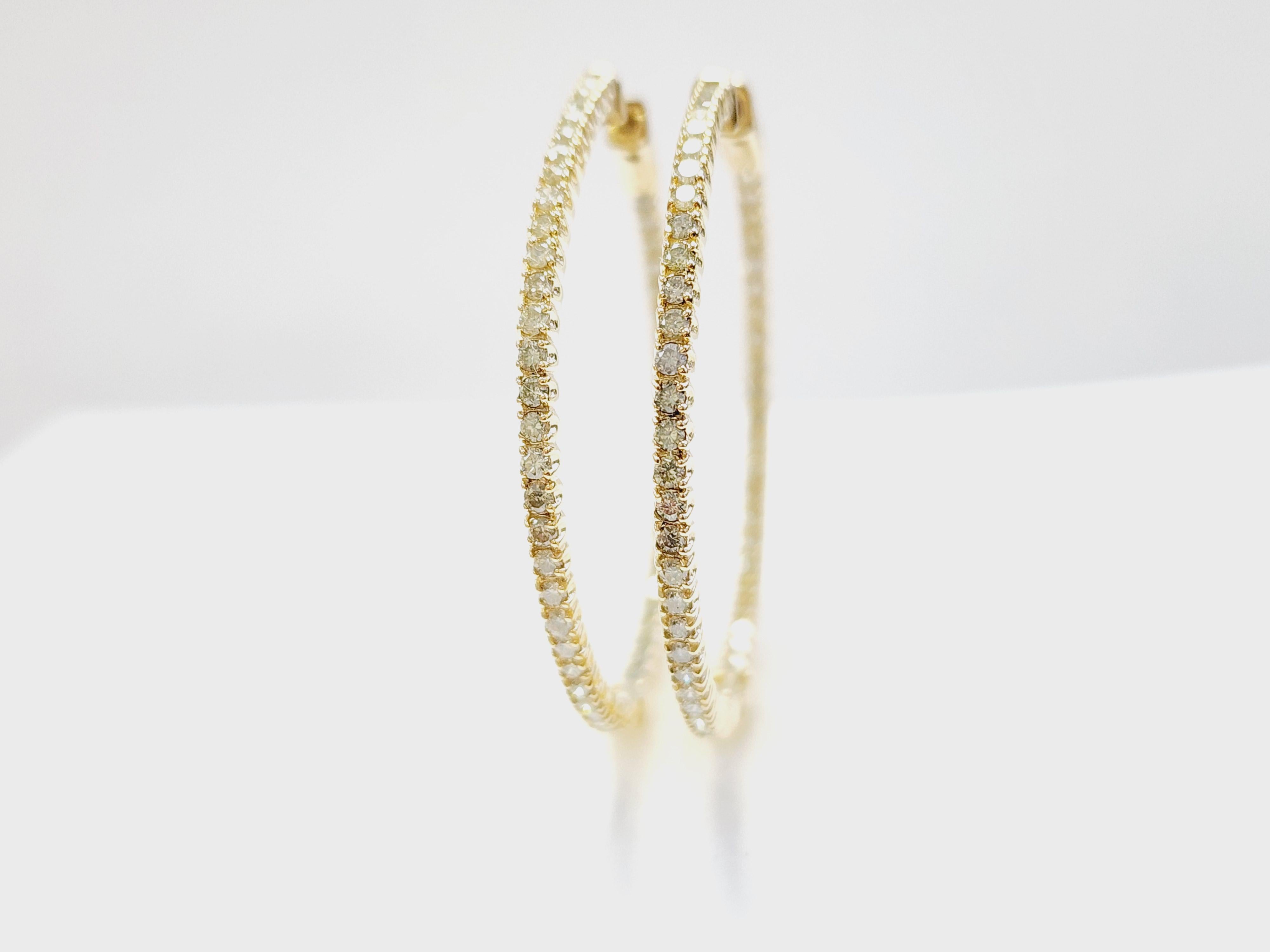 Pendientes de aro de oro amarillo de 14 quilates con diamante natural del revés

Exuda elegancia atemporal con estos exquisitos pendientes de aro de adentro hacia afuera, meticulosamente elaborados en oro amarillo de 14 quilates. Cada pendiente