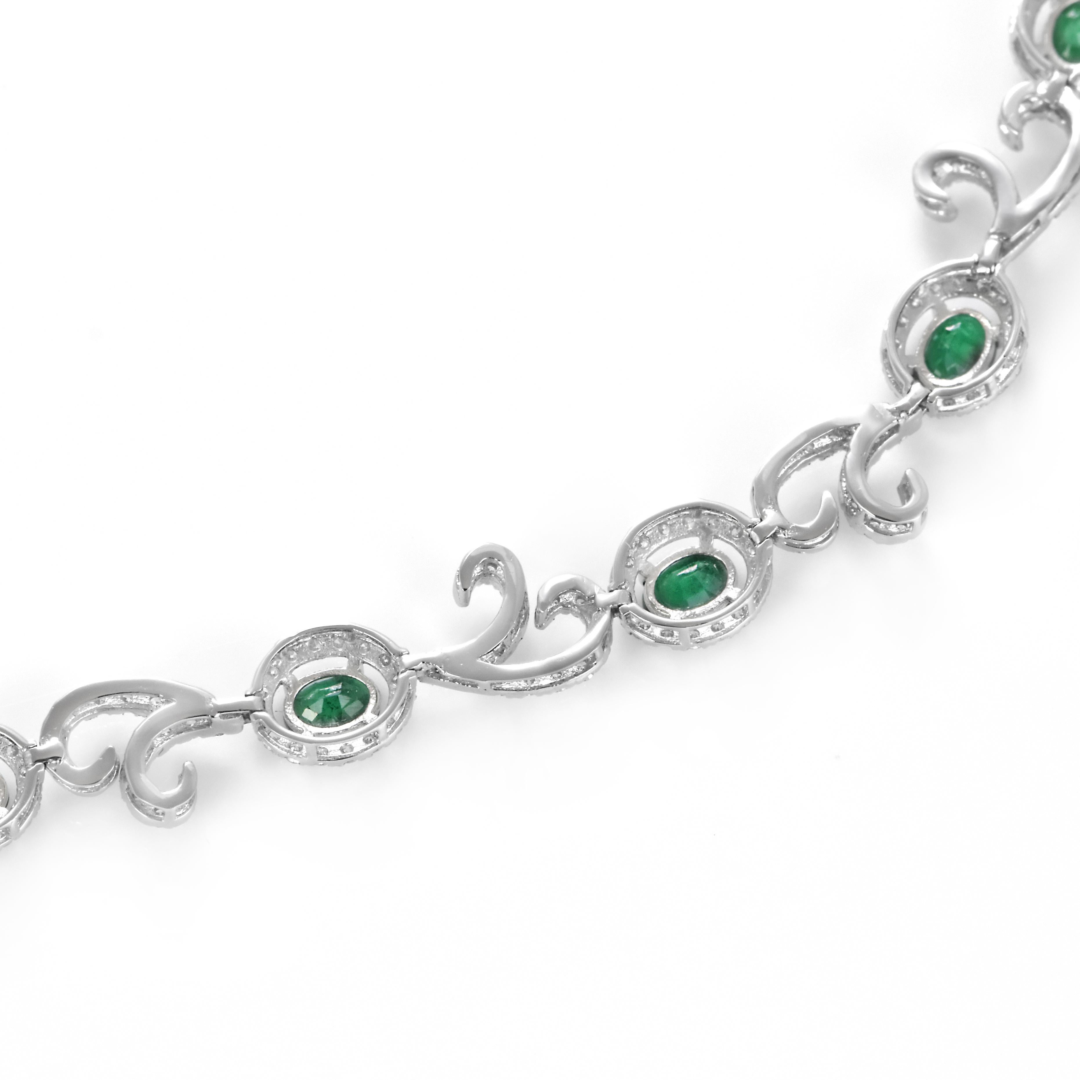Un bellissimo bracciale con un totale di 2,08 carati di smeraldi naturali e 1,55 carati di diamanti incastonati nel platino. Da millenni si ammira il verde dello smeraldo. Gli smeraldi sono sempre stati associati ai paesaggi più lussureggianti e ai
