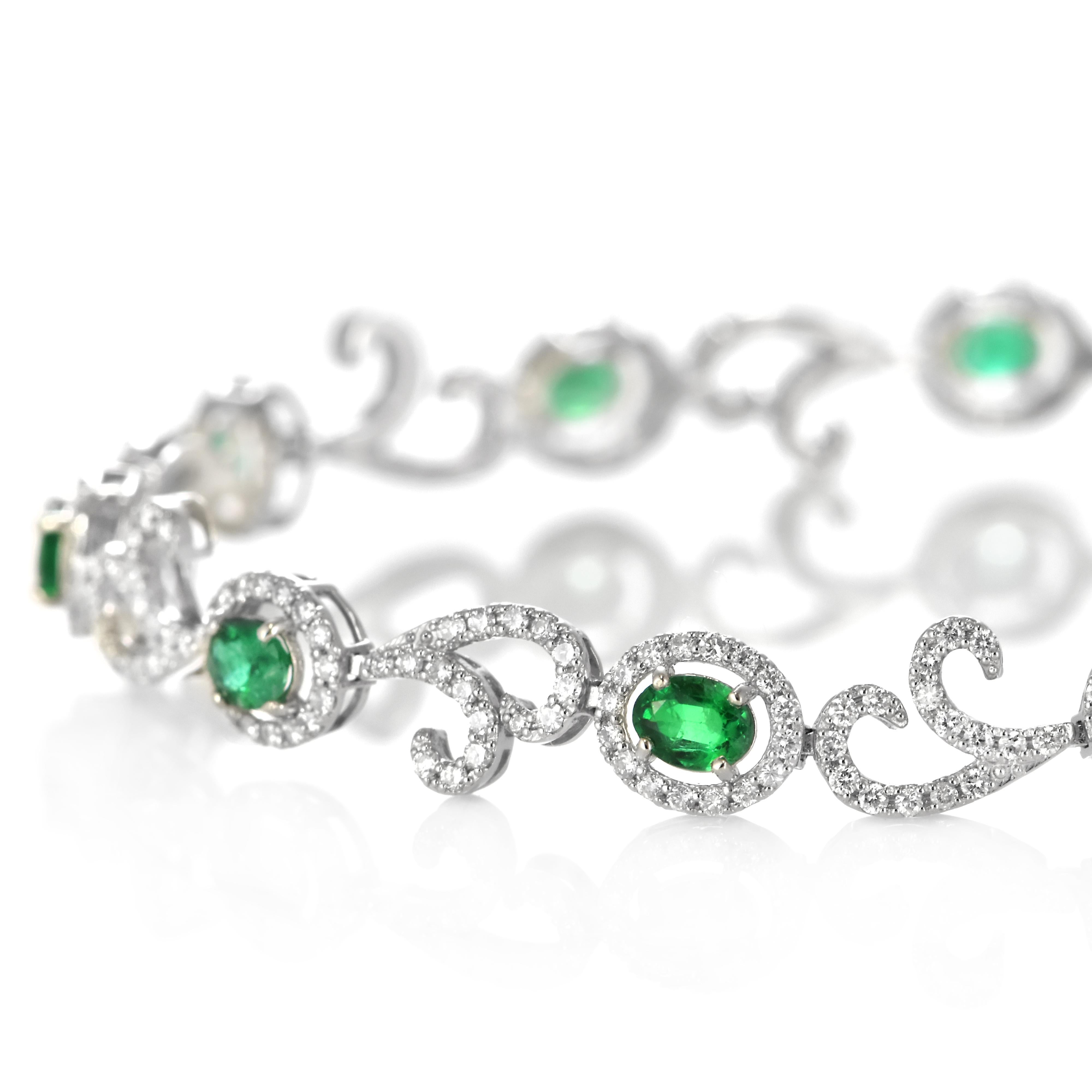 Moderno Bracciale di 2.08 carati di smeraldi naturali Greene & Greene e diamanti, realizzato in platino in vendita