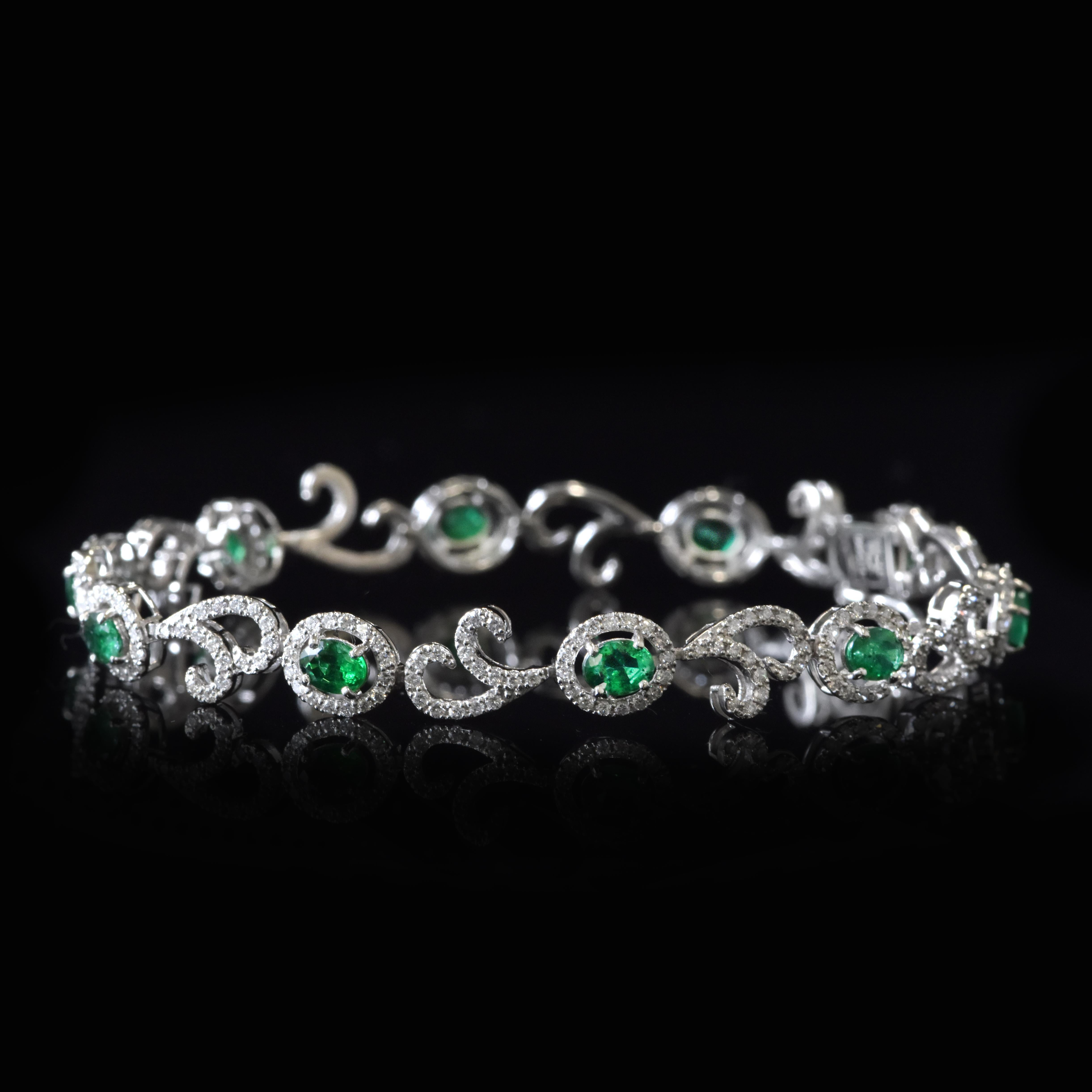 Taglio ovale Bracciale di 2.08 carati di smeraldi naturali Greene & Greene e diamanti, realizzato in platino in vendita