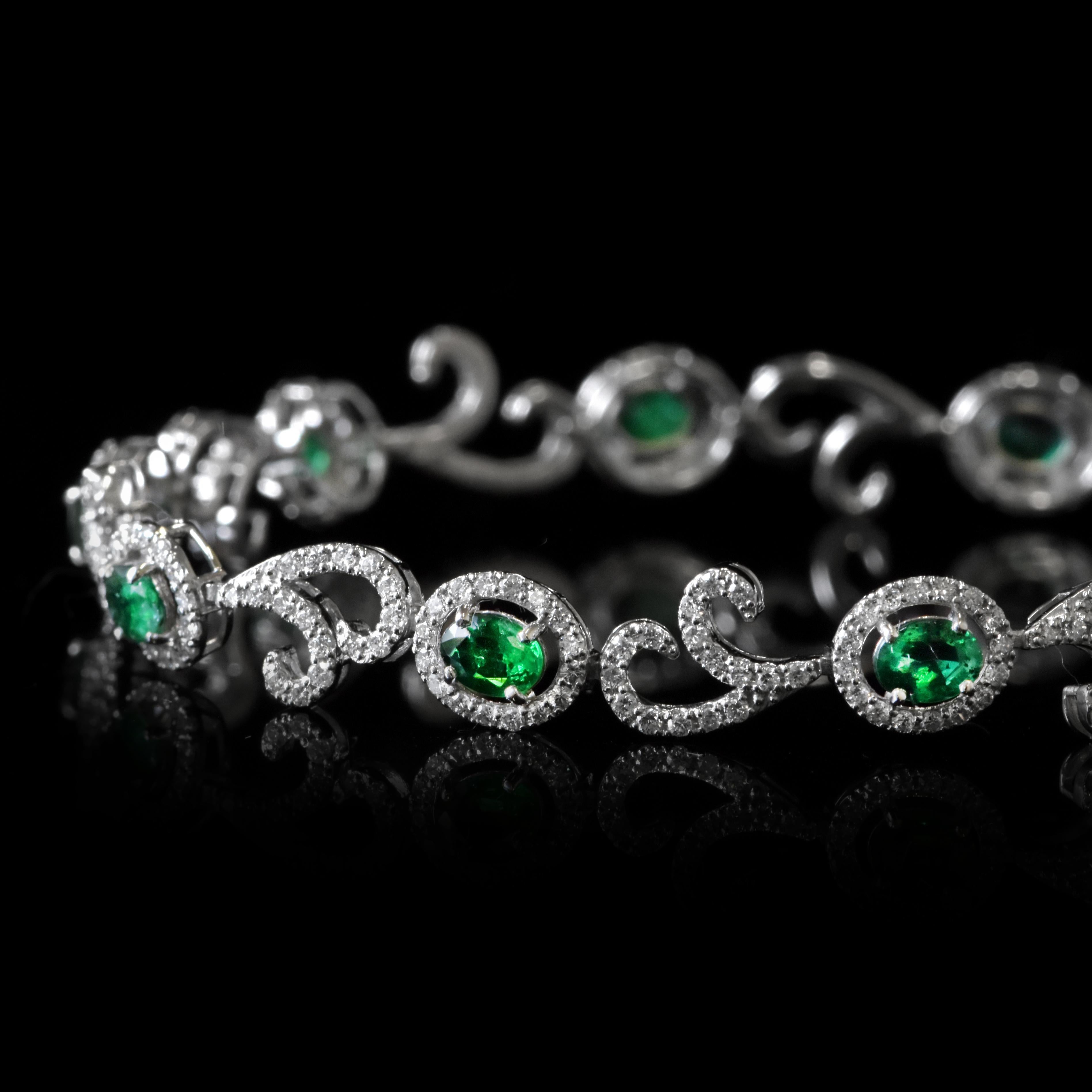 Bracciale di 2.08 carati di smeraldi naturali Greene & Greene e diamanti, realizzato in platino In condizioni Nuovo in vendita a Tokyo, JP
