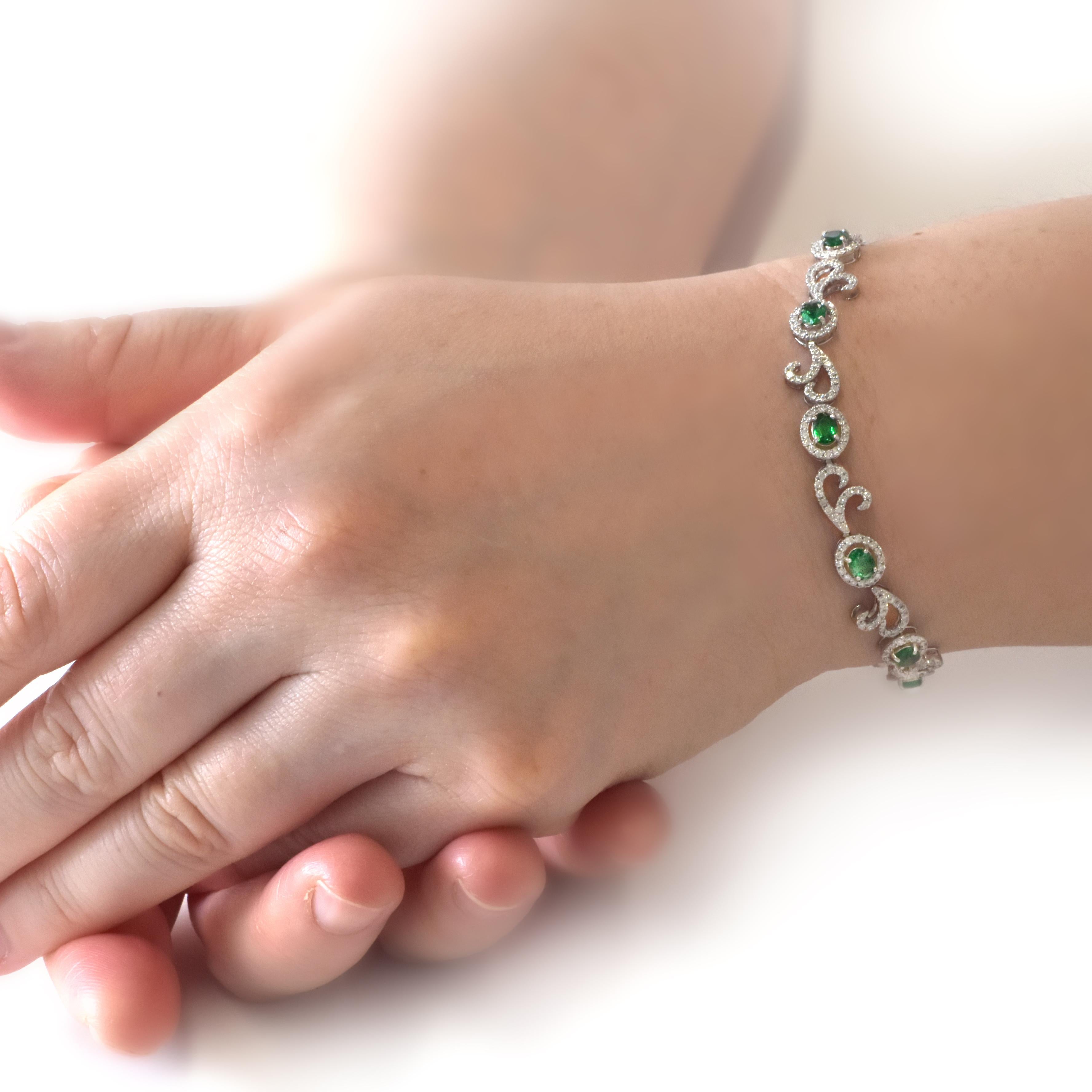 Donna Bracciale di 2.08 carati di smeraldi naturali Greene & Greene e diamanti, realizzato in platino in vendita