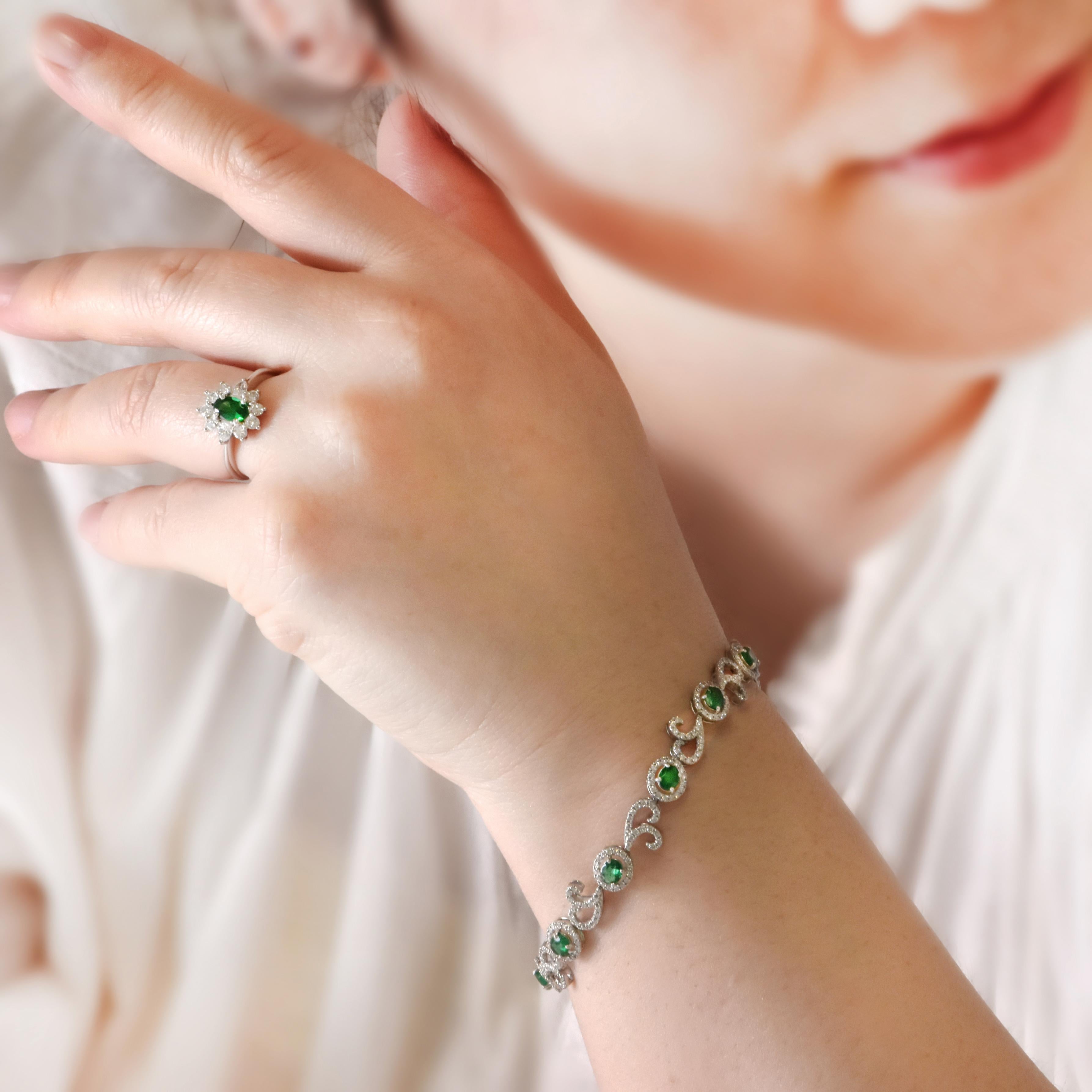 Bracciale di 2.08 carati di smeraldi naturali Greene & Greene e diamanti, realizzato in platino in vendita 1