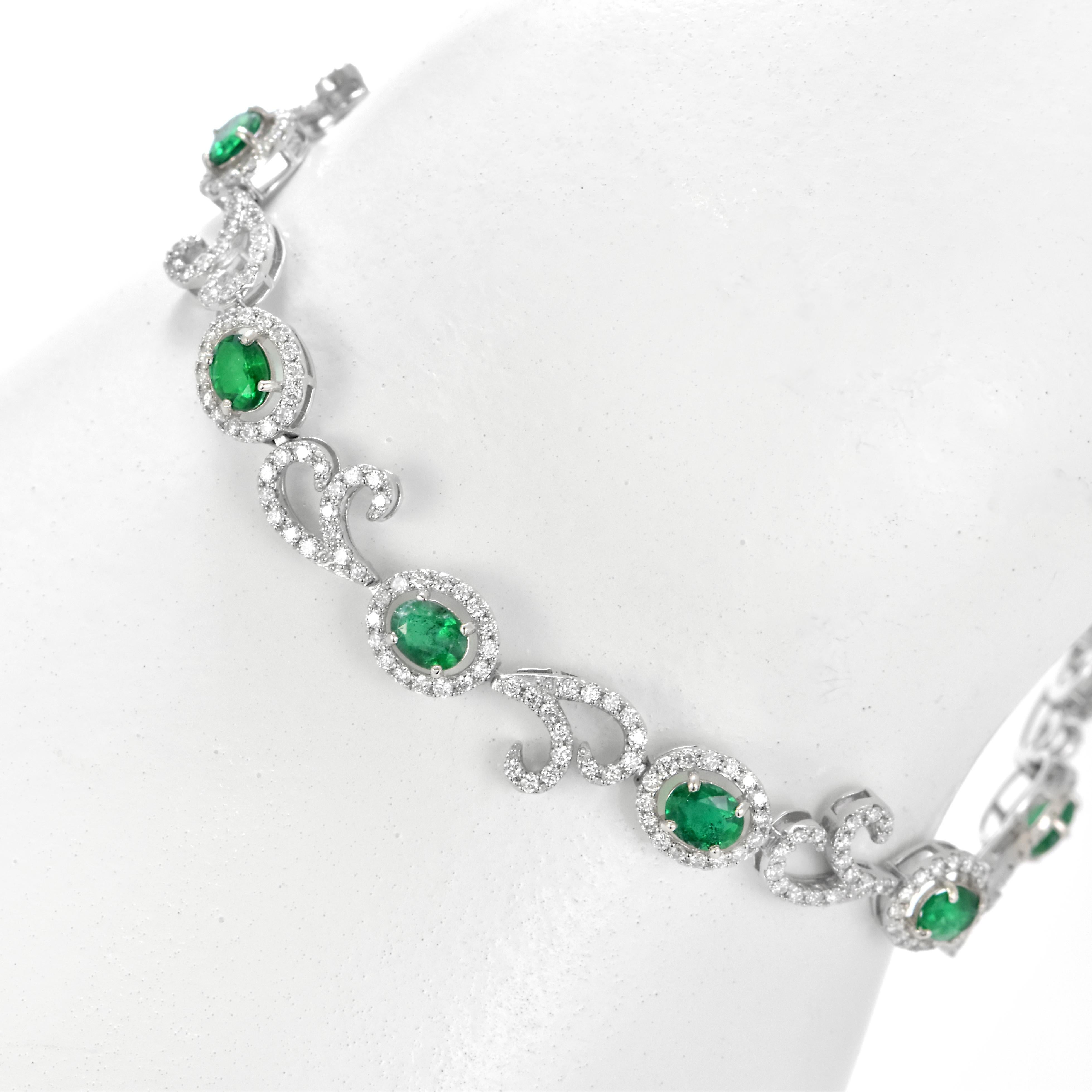 Bracciale di 2.08 carati di smeraldi naturali Greene & Greene e diamanti, realizzato in platino in vendita 2