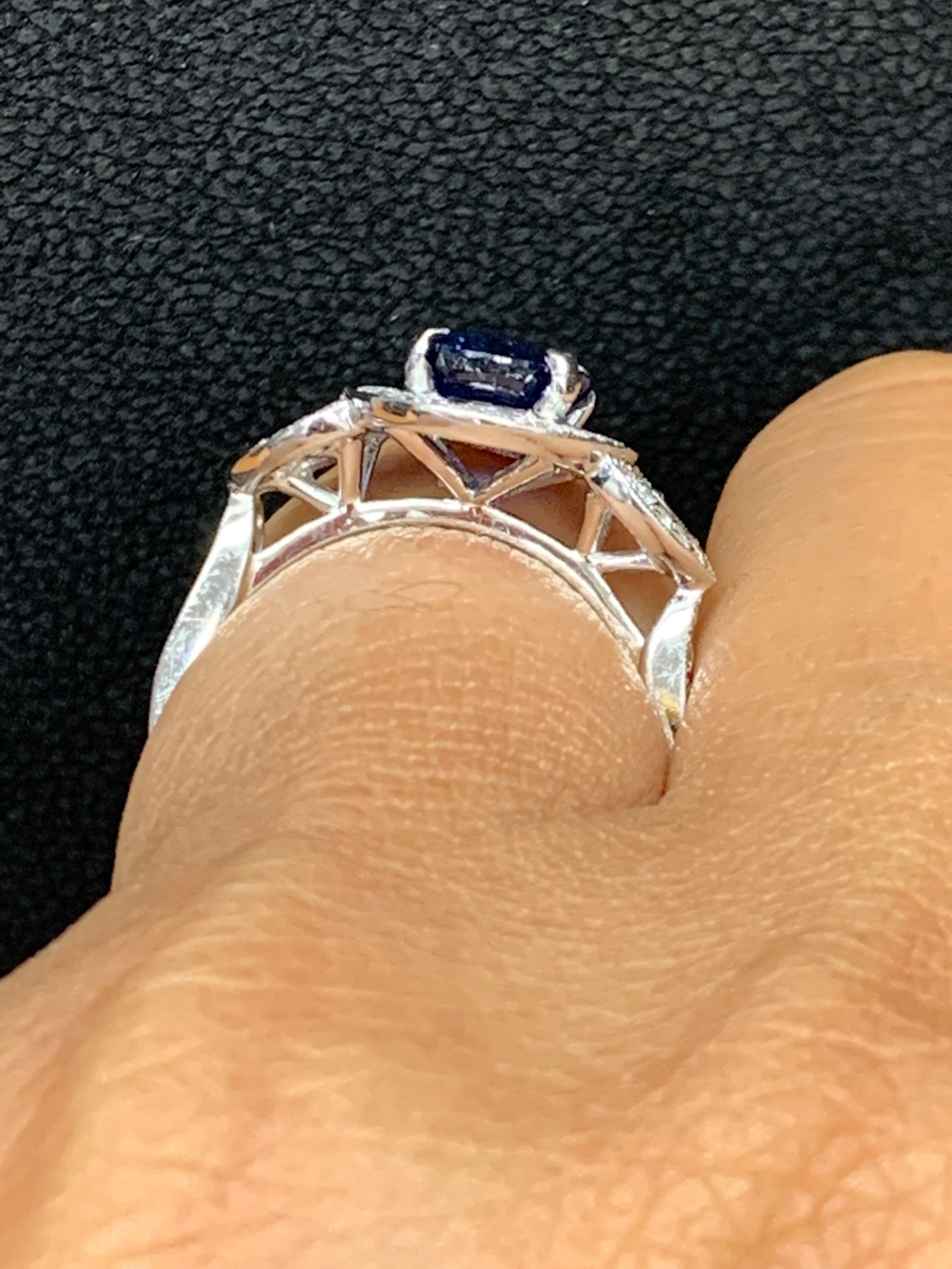 Bague de fiançailles en or blanc 18 carats avec saphir taille ovale de 2,08 carats et diamants en vente 8