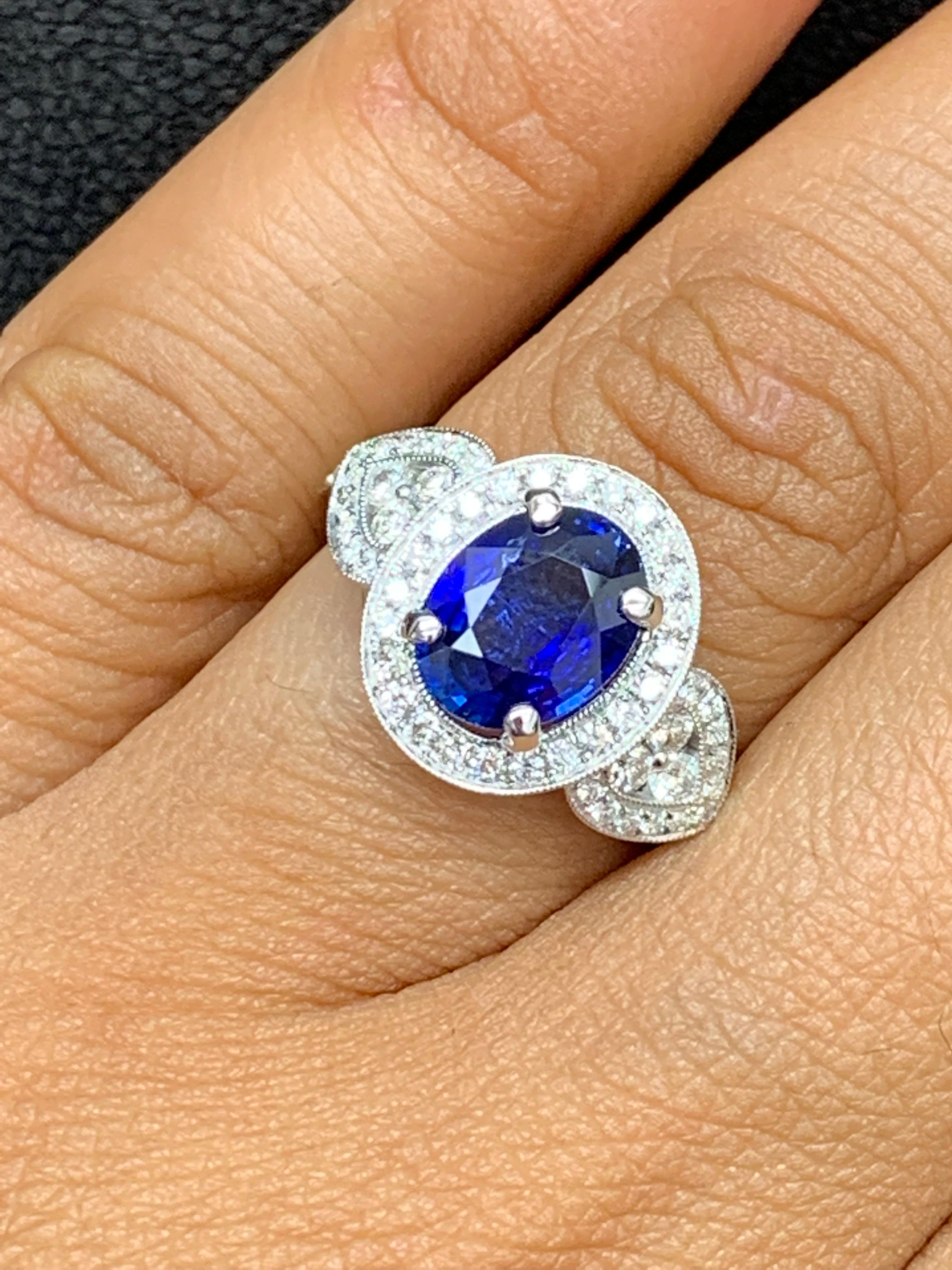 Bague de fiançailles en or blanc 18 carats avec saphir taille ovale de 2,08 carats et diamants en vente 2