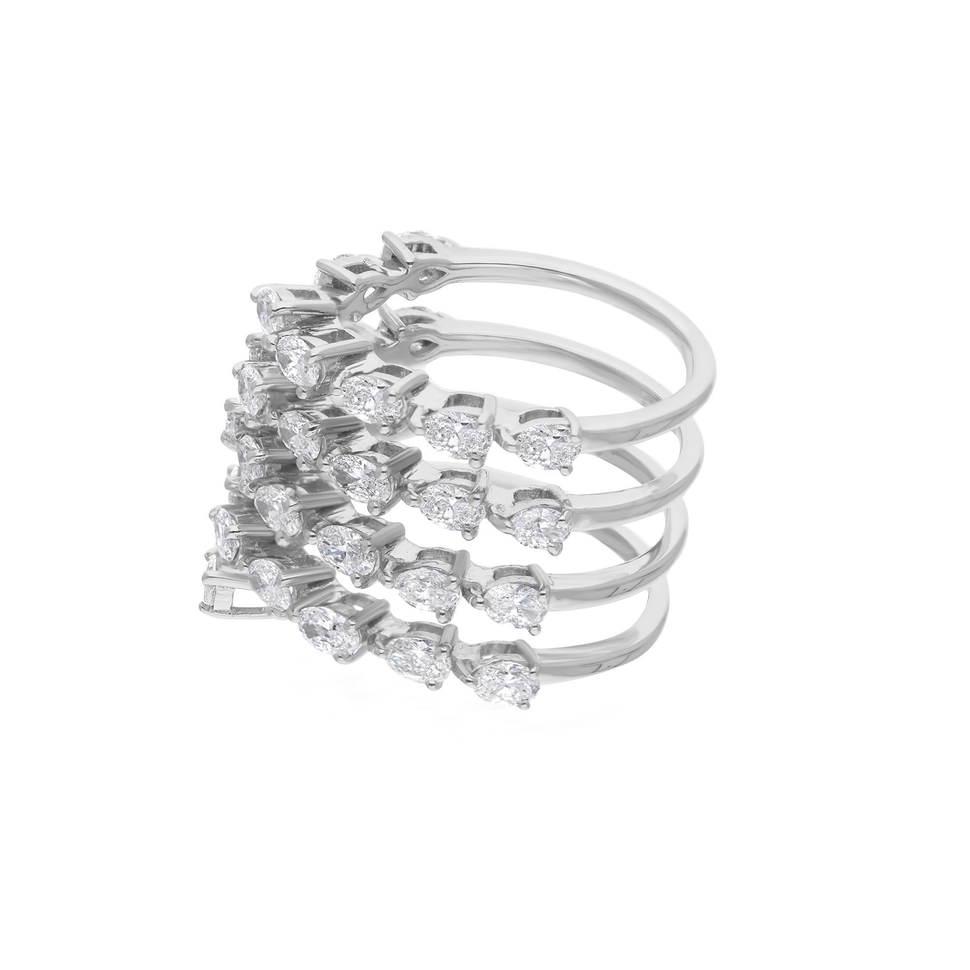 Dieser elegant gestaltete Ring hat einen atemberaubenden Diamanten im Ovalschliff als Herzstück, der mit seiner außergewöhnlichen Klarheit und seinem Funkeln Brillanz und Anziehungskraft ausstrahlt. Die klassische ovale Form, die für ihren
