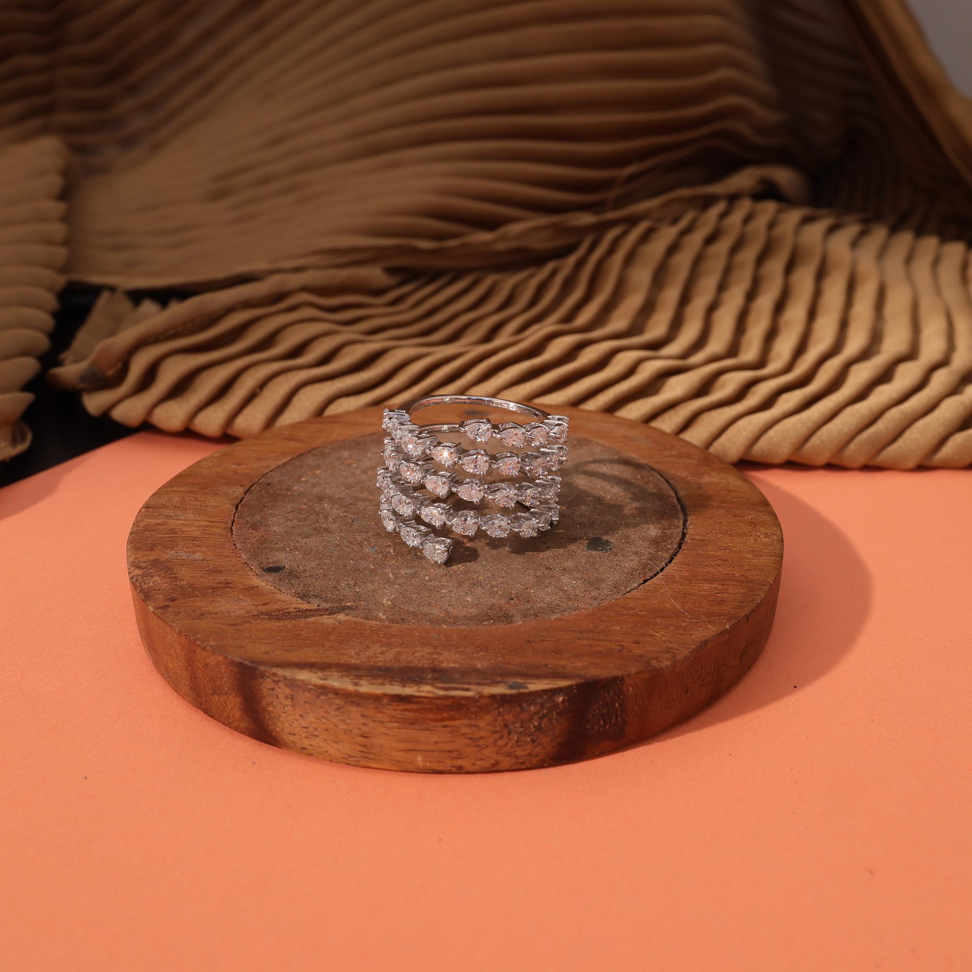 Taille ovale Bague spirale en or blanc 14 carats avec diamants de forme ovale de 2,08 carats, faite à la main en vente
