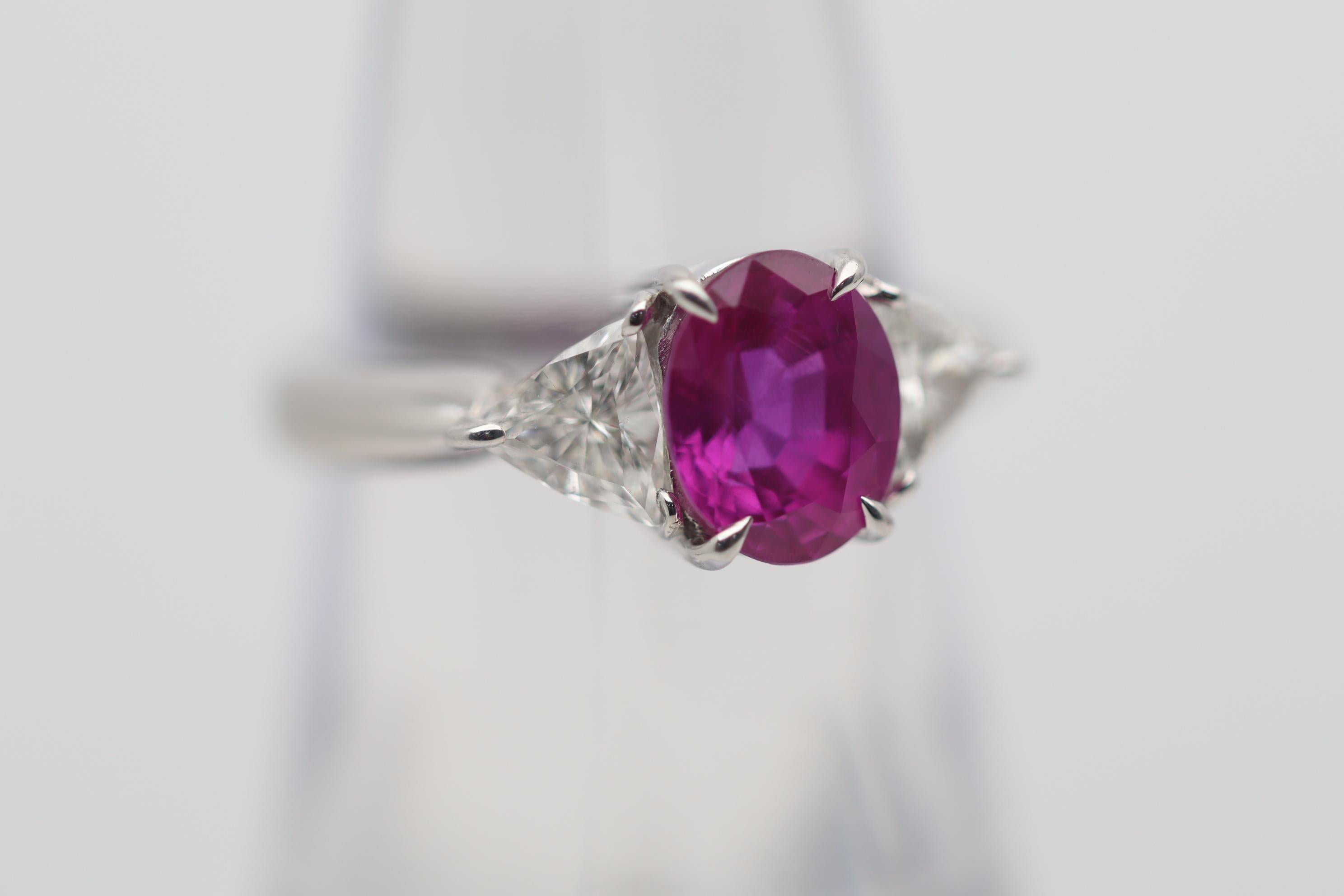 2.08 Carat Pink Sapphire Diamond 3-Stone Platinum Ring In New Condition For Sale In Beverly Hills, CA
