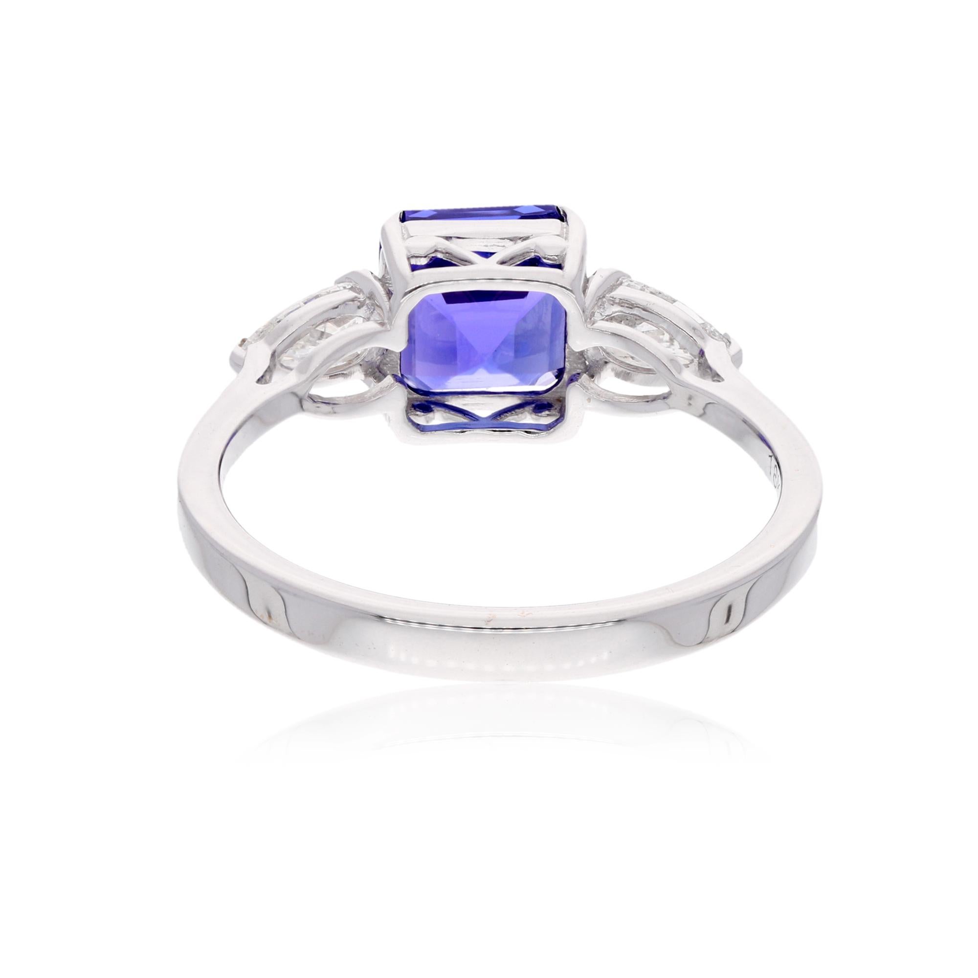 Moderne Bague octogonale en or blanc 18 carats avec tanzanite carrée de 2,08 carats et diamant poire de 0,51 carat en vente