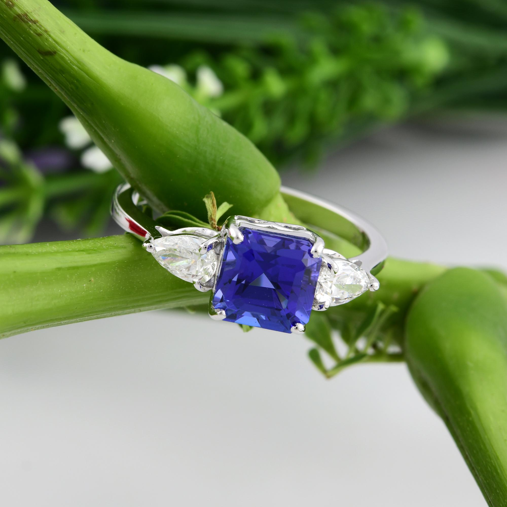 Bague octogonale en or blanc 18 carats avec tanzanite carrée de 2,08 carats et diamant poire de 0,51 carat Neuf - En vente à Diera, Dubai