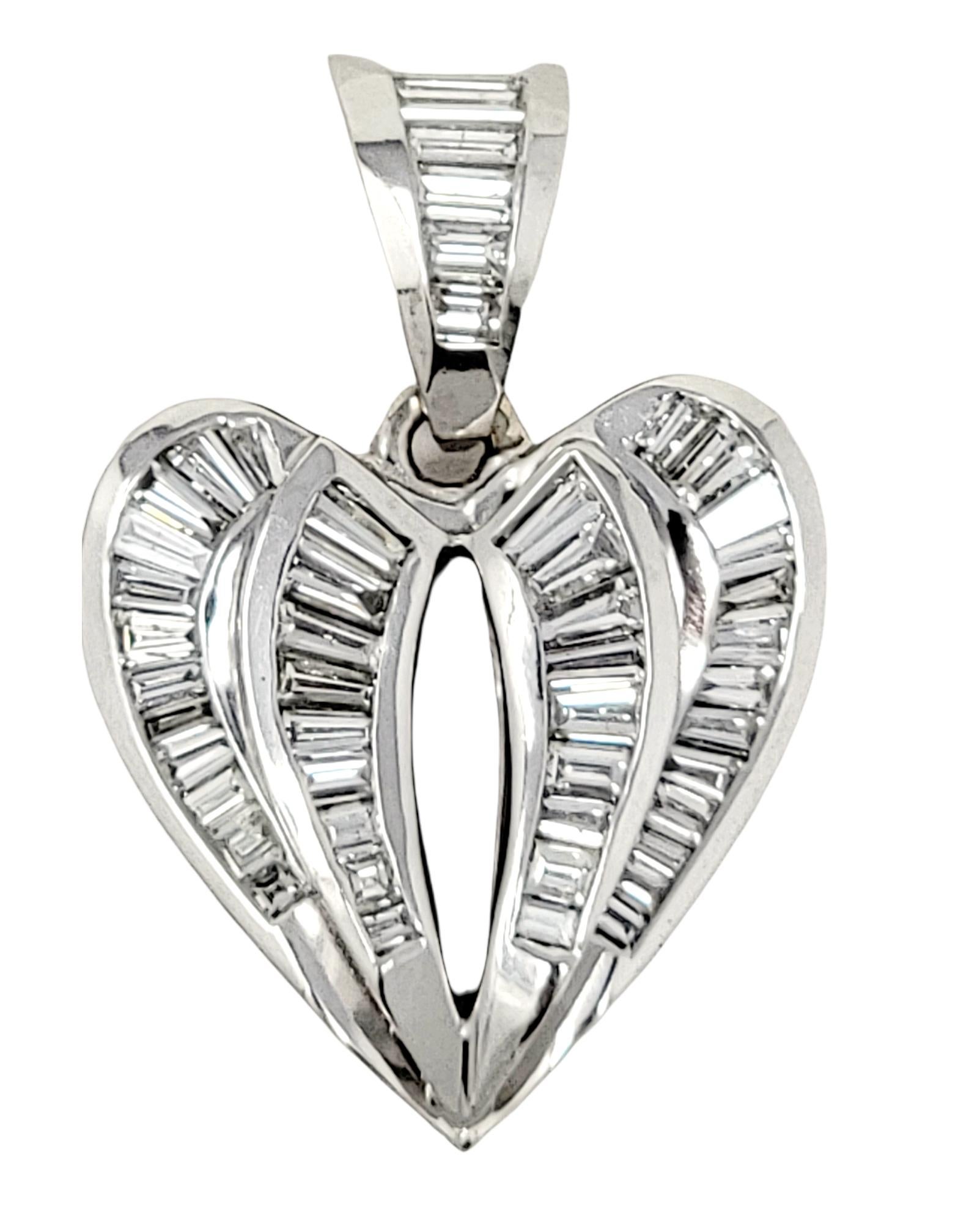 Lo splendido ciondolo a forma di cuore scintillante illuminerà il suo collo! L'oro bianco lucido abbinato ai diamanti quadrati e a baguette di colore bianco ghiaccio, rende il pezzo straordinariamente scintillante. La classica forma a cuore rimane