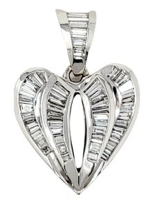 18 Karat Weißgold Herzanhänger mit 2,08 Karat Baguette und quadratischem Diamant