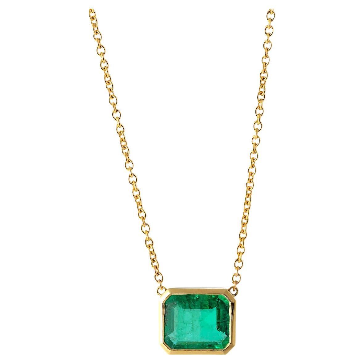 2.08 Carats Emerald 18k Yellow Gold Bezel Set Necklace For Sale