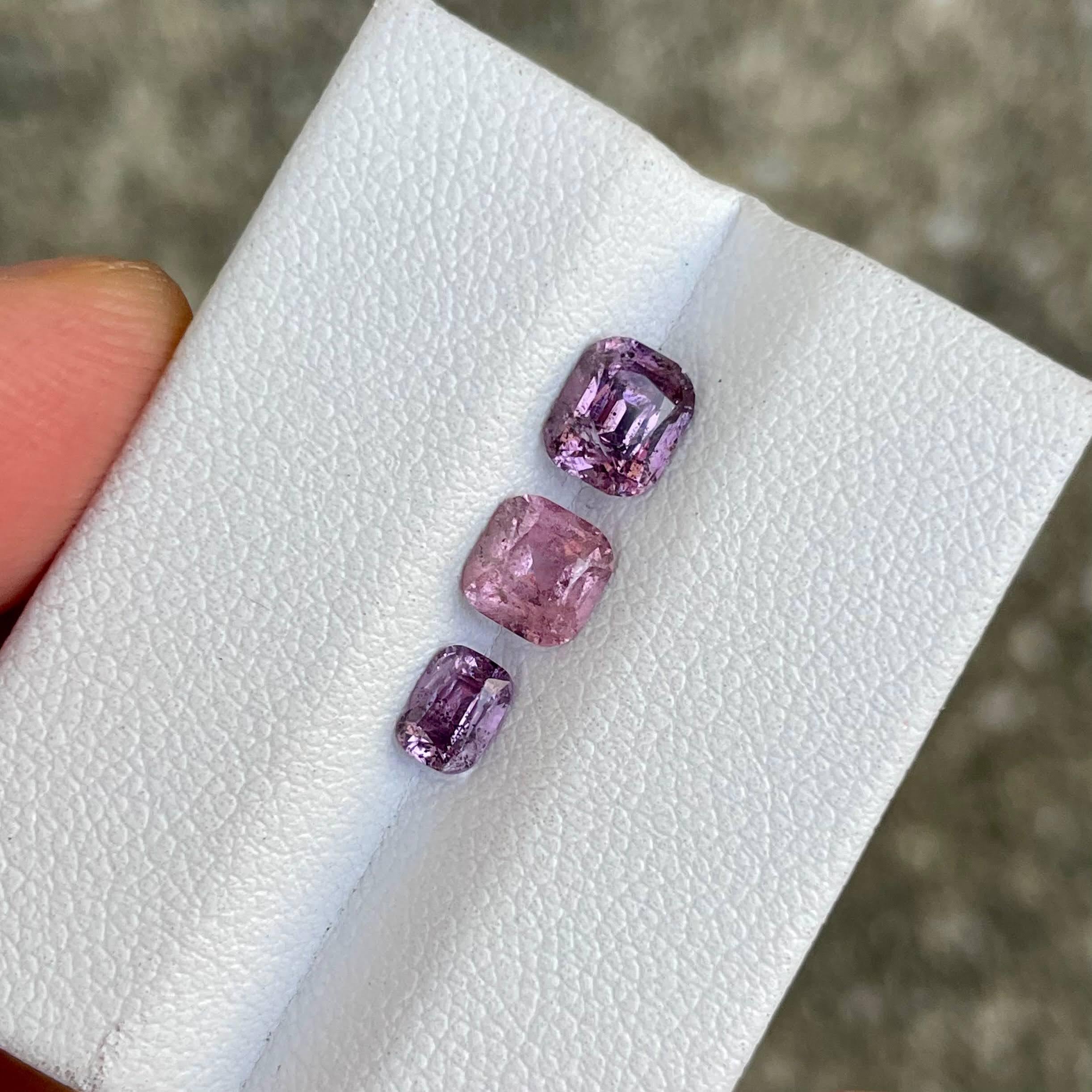 Peso 2,08 carati 
Trattamento nessuno 
Origine Tagikistan 
Chiarezza SI
Forma del cuscino


Questo splendido lotto da 2,08 carati presenta una selezione di gemme Spinel viola naturali, sapientemente tagliate in eleganti forme a cuscino. Estratte