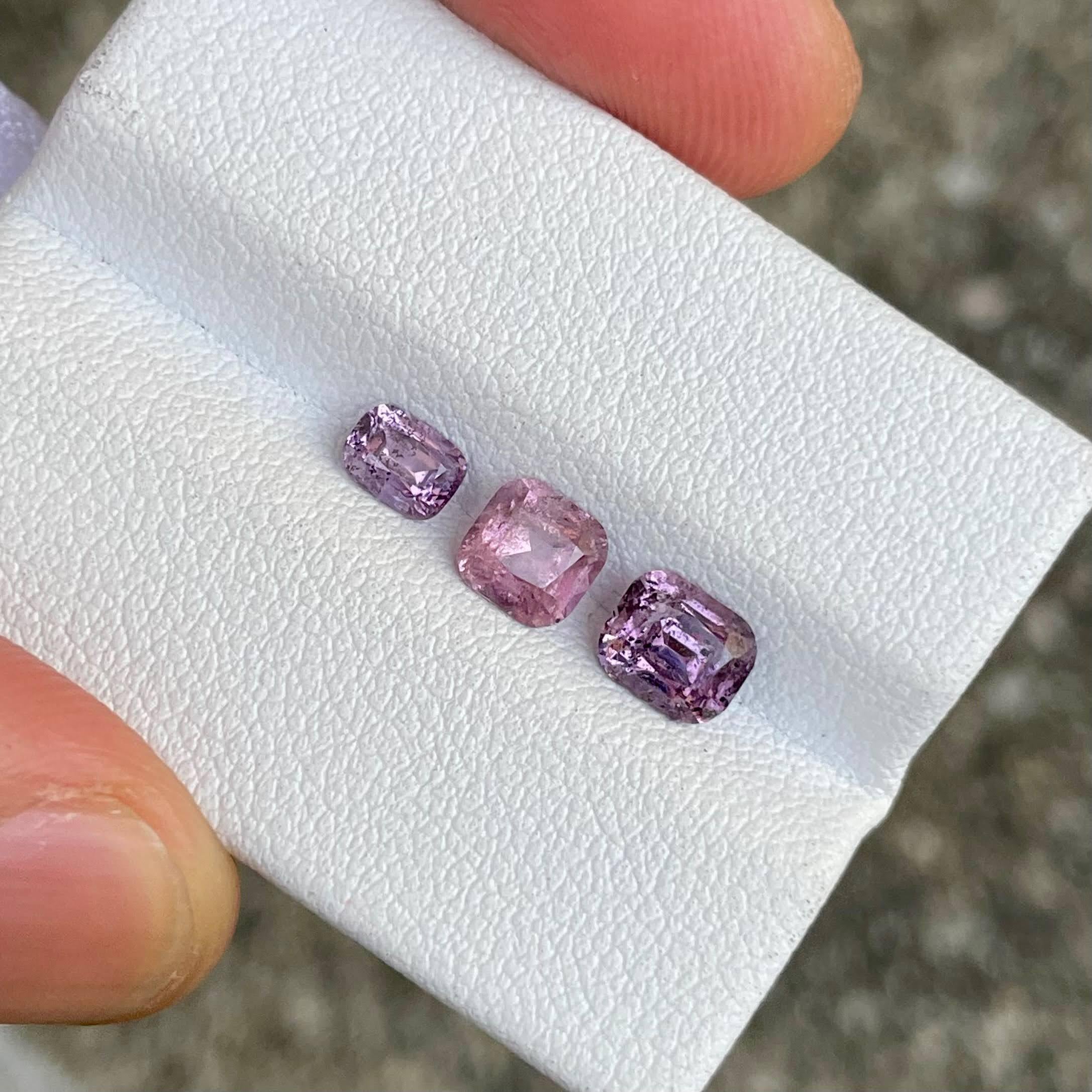 Taglio cuscino 2,08 carati di gemme di spinello viola Lotto di pietre naturali tagliate a cuscino dal Tagikistan in vendita