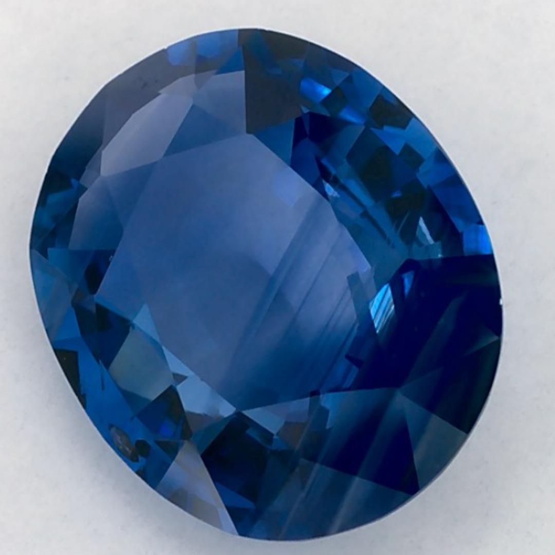 Este zafiro azul natural ofrece elegancia y sofisticación. Con su rica saturación de color y su corte preciso, es la pieza central perfecta para un anillo de compromiso o un diseño de joyería de lujo.

Este zafiro procede de Sri Lanka (Ceilán),