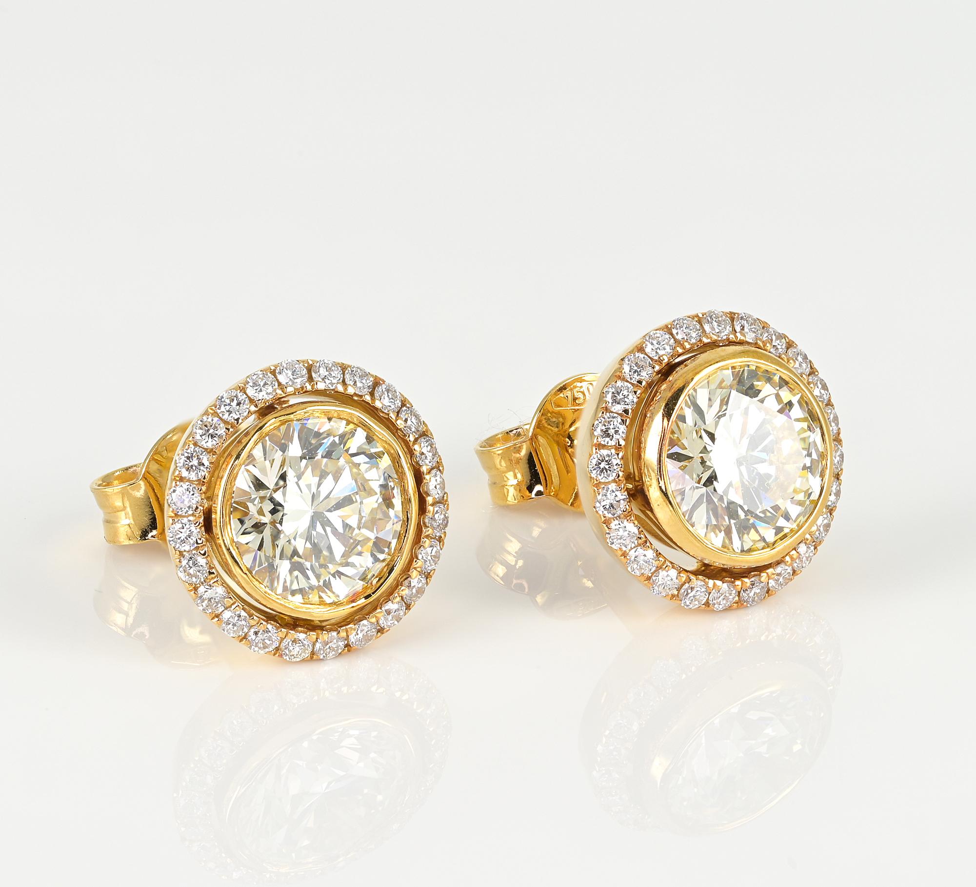 Vintage Diamond target design ear studs
Mid century, 1950 ca
Hand crafted of solid 18 Kt gold to the highest standards, assay stamped together with Diamond content and serial number
Centre Diamonds together weighing 2.08 CT (1.02 – 1.06) rated J/K