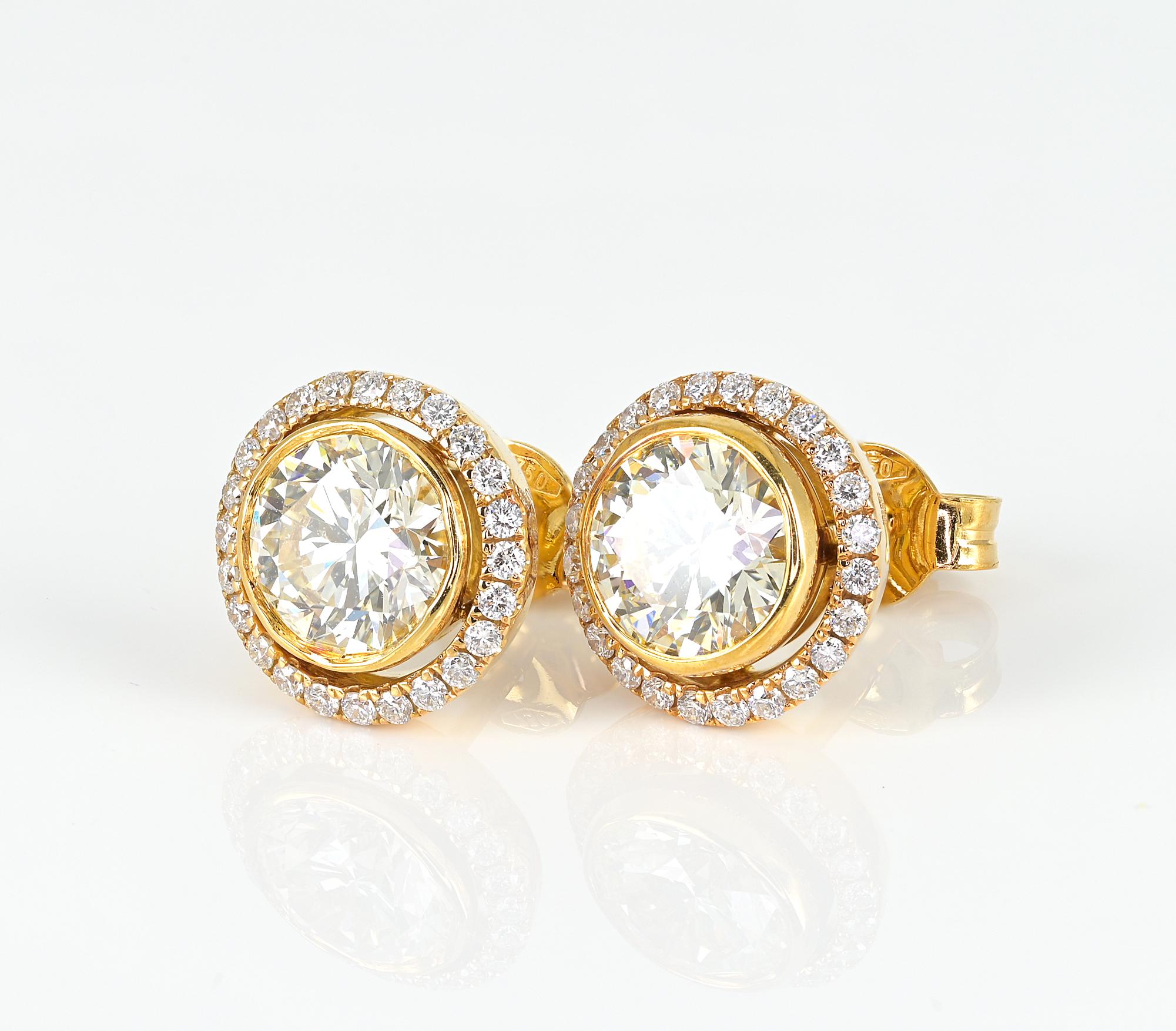 Contemporary 2.08 Ct Diamond Solitaire Target Stud Earrings 18 KT gold For Sale