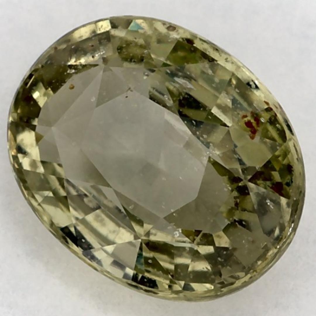 Este zafiro verde natural ofrece elegancia y sofisticación. Con su rica saturación de color y su corte preciso, es la pieza central perfecta para un anillo de compromiso o un diseño de joyería de lujo.

Este zafiro procede de Sri Lanka (Ceilán),