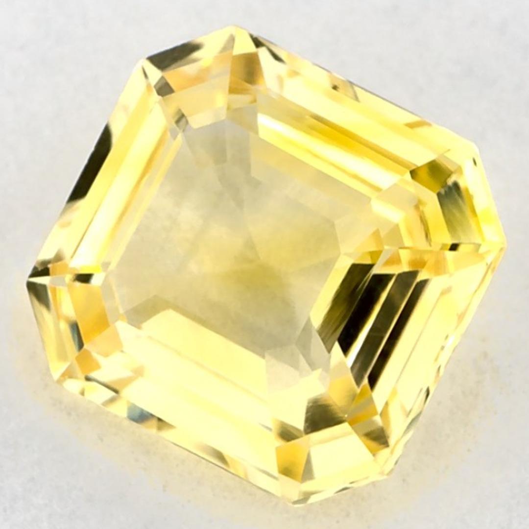 Este zafiro amarillo natural ofrece elegancia y sofisticación. Con su elegante tono de color, claridad y carácter natural, este zafiro es una elección excelente para crear joyas a medida, como anillos de compromiso, colgantes o piezas de