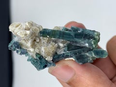 20,81 grammi di cristallo di tormalina blu indicolite con albite dall'Afghanistan
