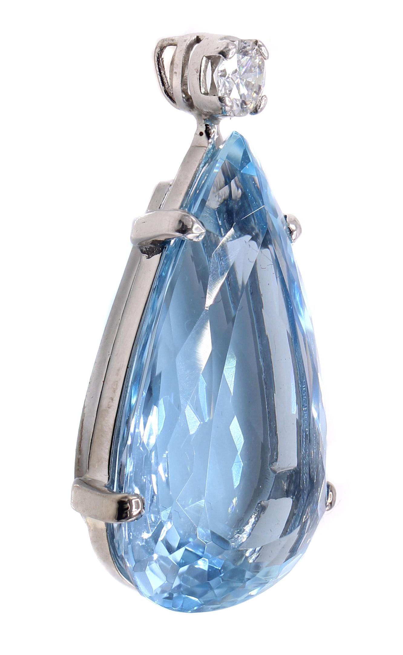 20.82 Carat Aquamarine Diamond 18 Karat White Gold Pendant Necklace In Good Condition For Sale In New York, NY