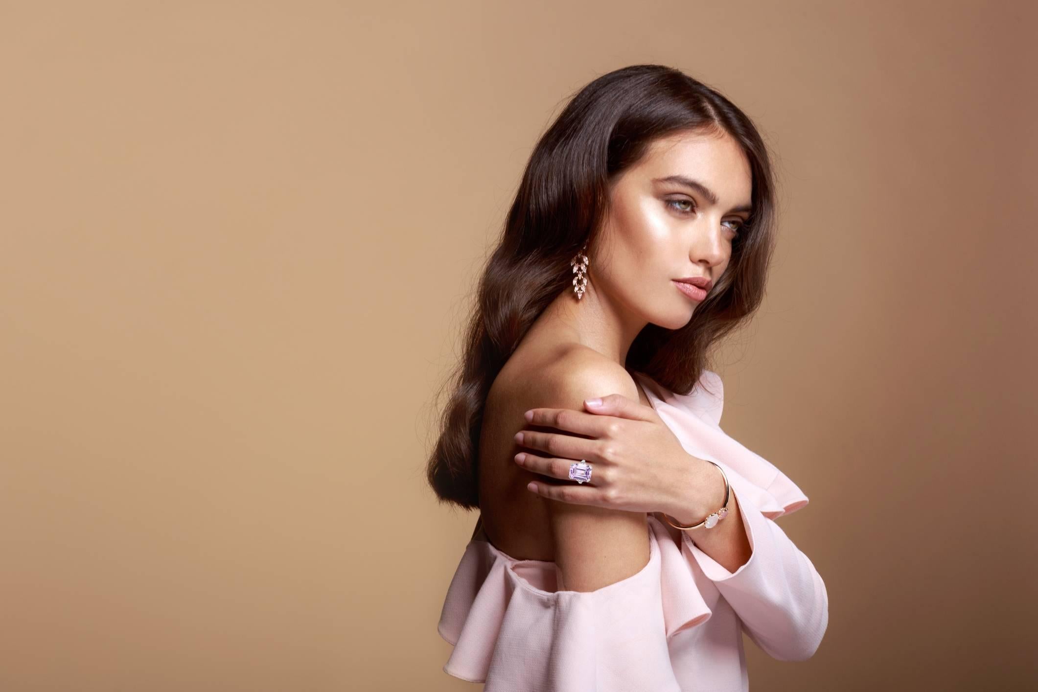 This exquisite ring showcases a breathtaking approx. 20.80-carat emerald-cut kunzite, secured in elegant prongs. The kunzite’s captivating saturation and brilliance make it the undeniable focal point, exuding sophistication and charm. Complementing