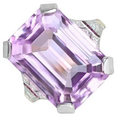 Bague cocktail en platine et or jaune 18 carats, kunzite taille émeraude 20,82 carats