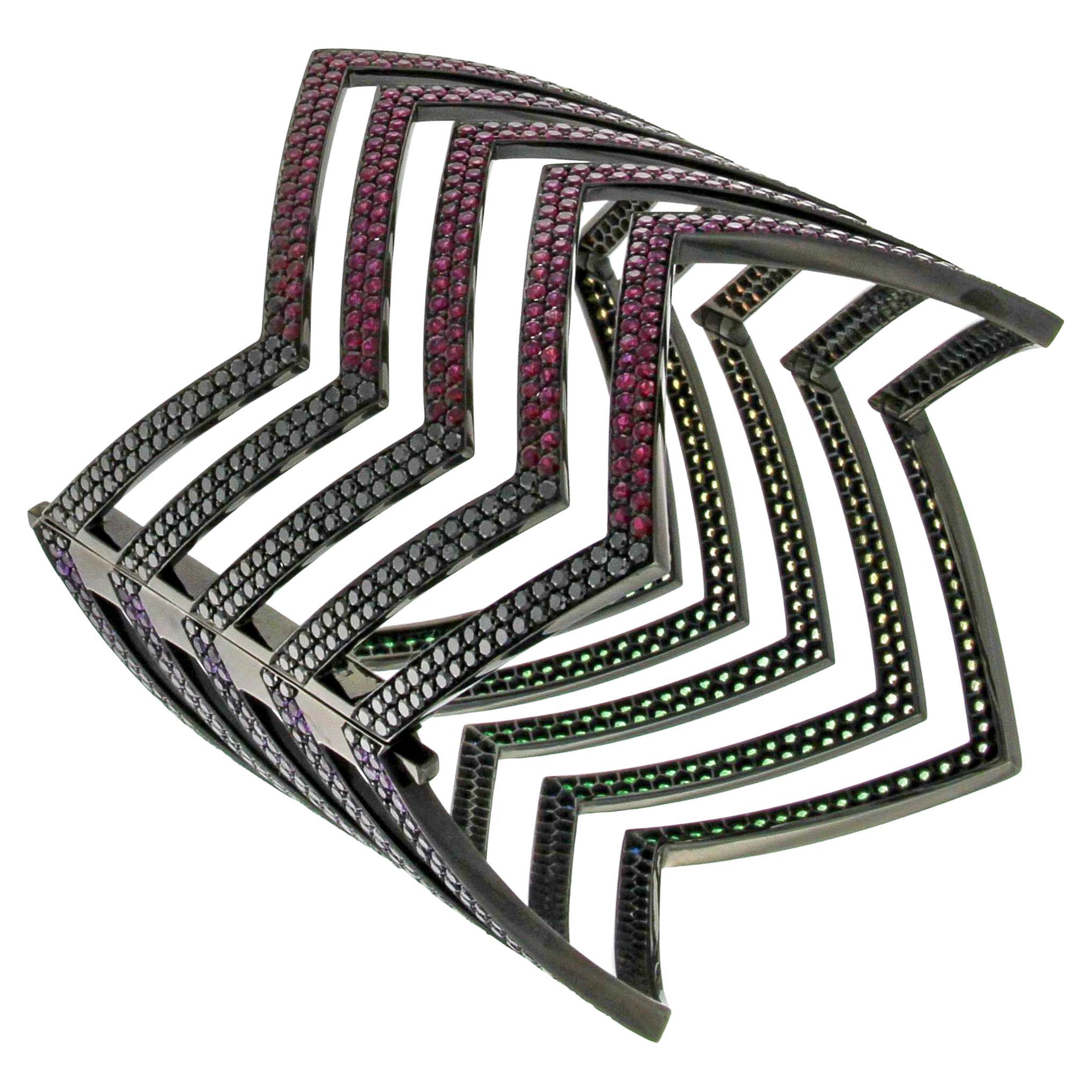 20,84 Karat farbiger Saphir, Rubin, Tsavorit, Amethyst Chevron Manschette aus 18K