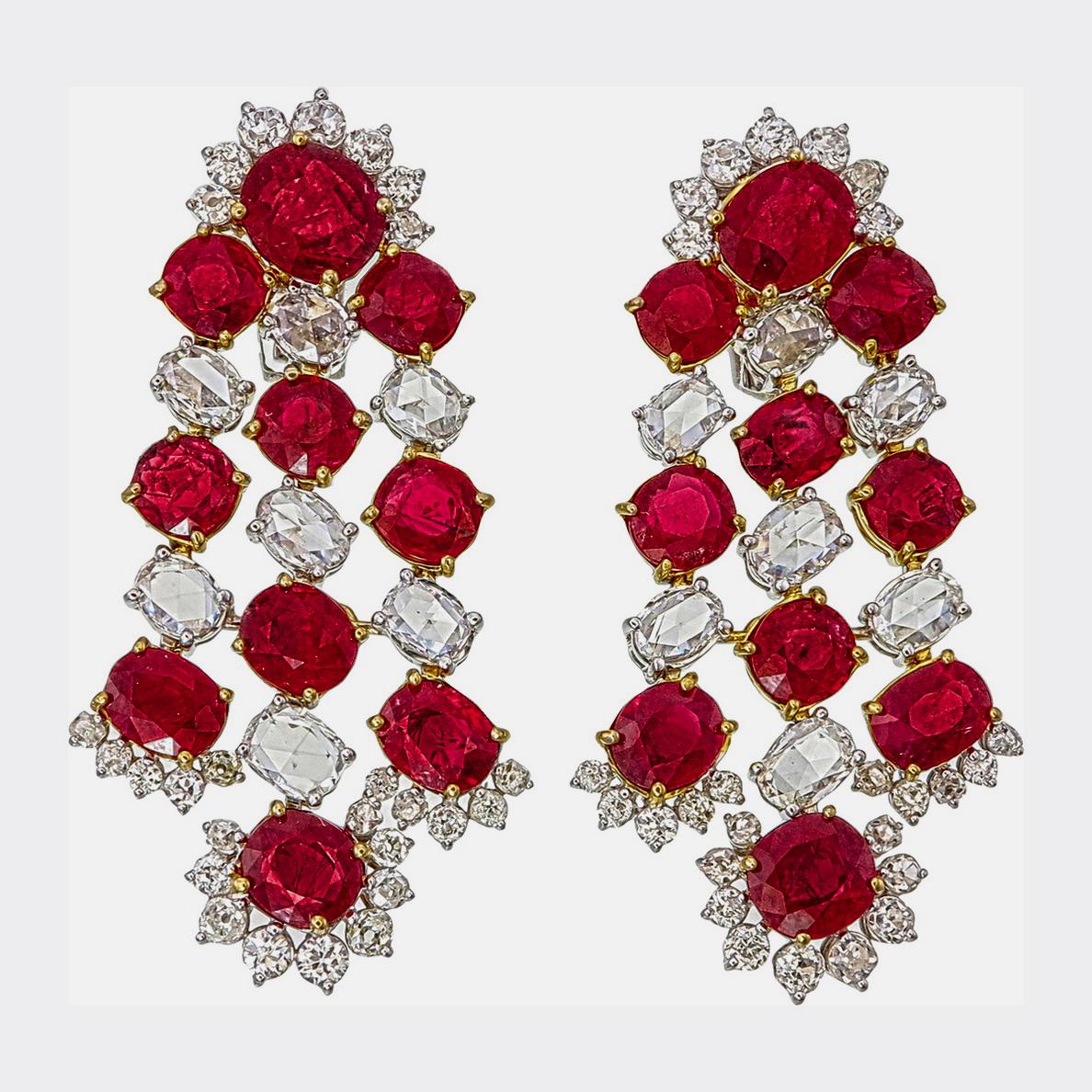 Ajoutez une touche d'élégance classique à votre collection de bijoux avec ces superbes boucles d'oreilles en or blanc 18 carats ornées de rubis et de diamants, fabriquées par REWA jewels.

Il s'agit de rubis birmans qui n'ont subi aucun traitement