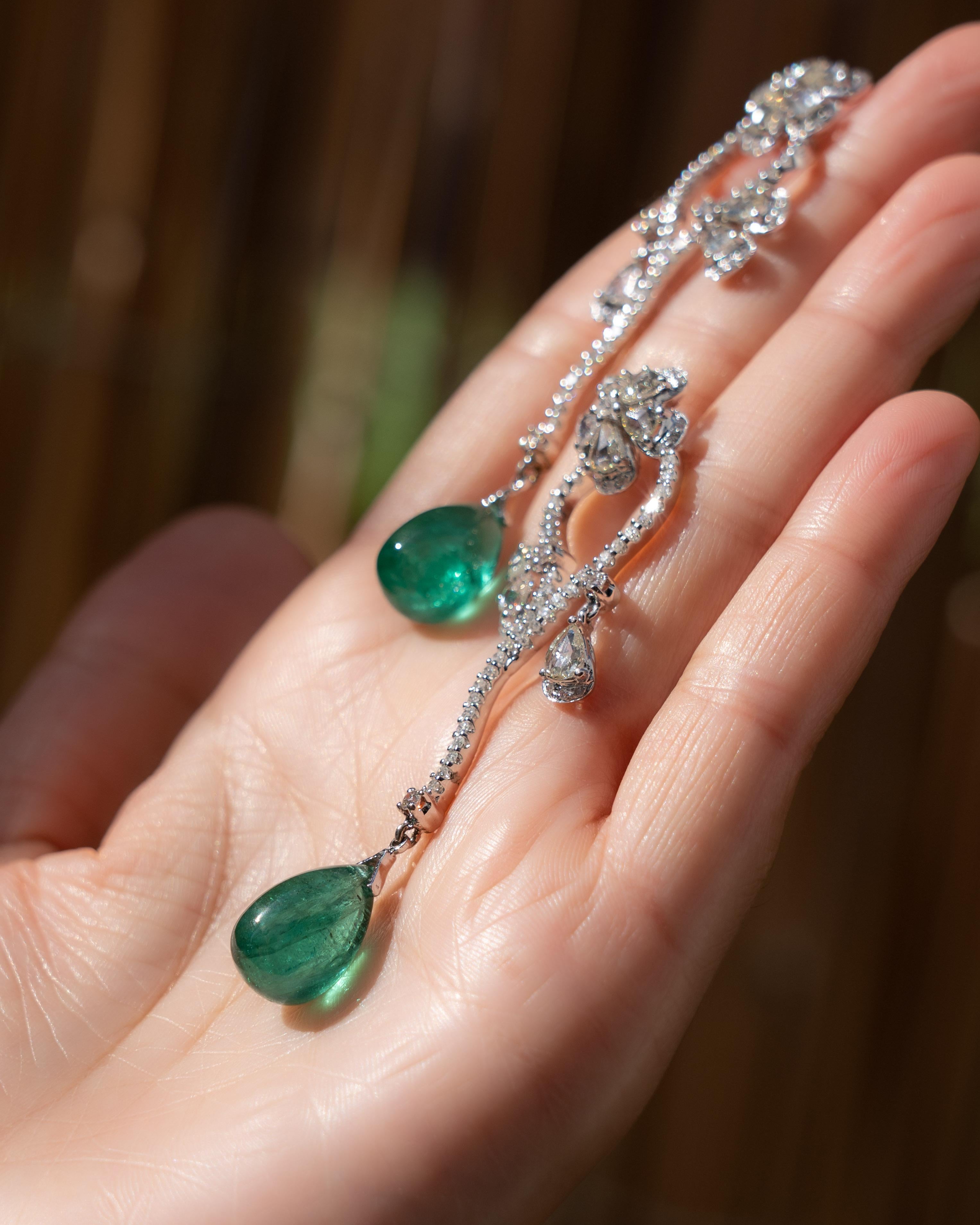 20.87 Carat Emerald Drop and Diamond Dangle Earrings in 18K Gold In New Condition In Bangkok, Thailand