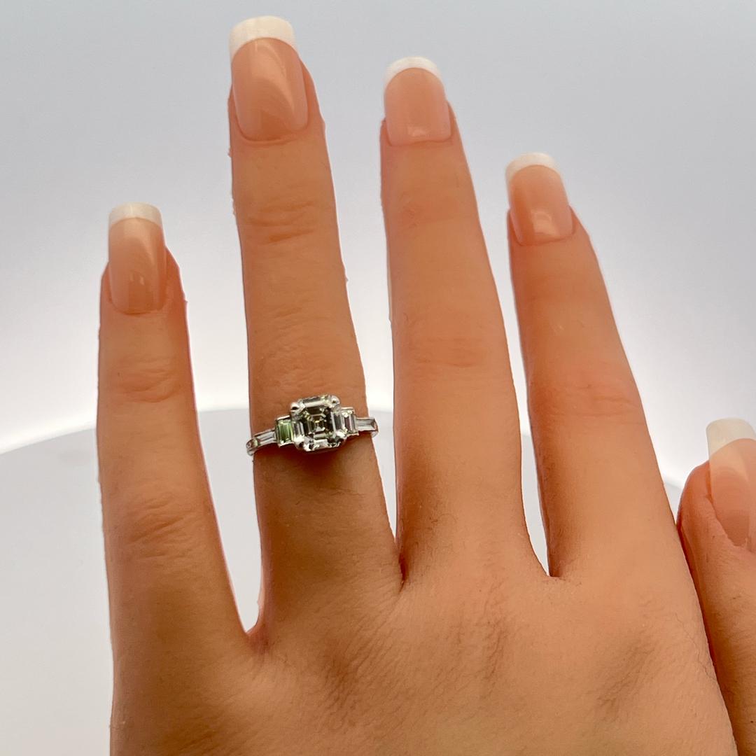 Anello di fidanzamento in platino con diamante Asscher, smeraldo e baguette da 2,08 carati (G-H VS-SI) in vendita 5