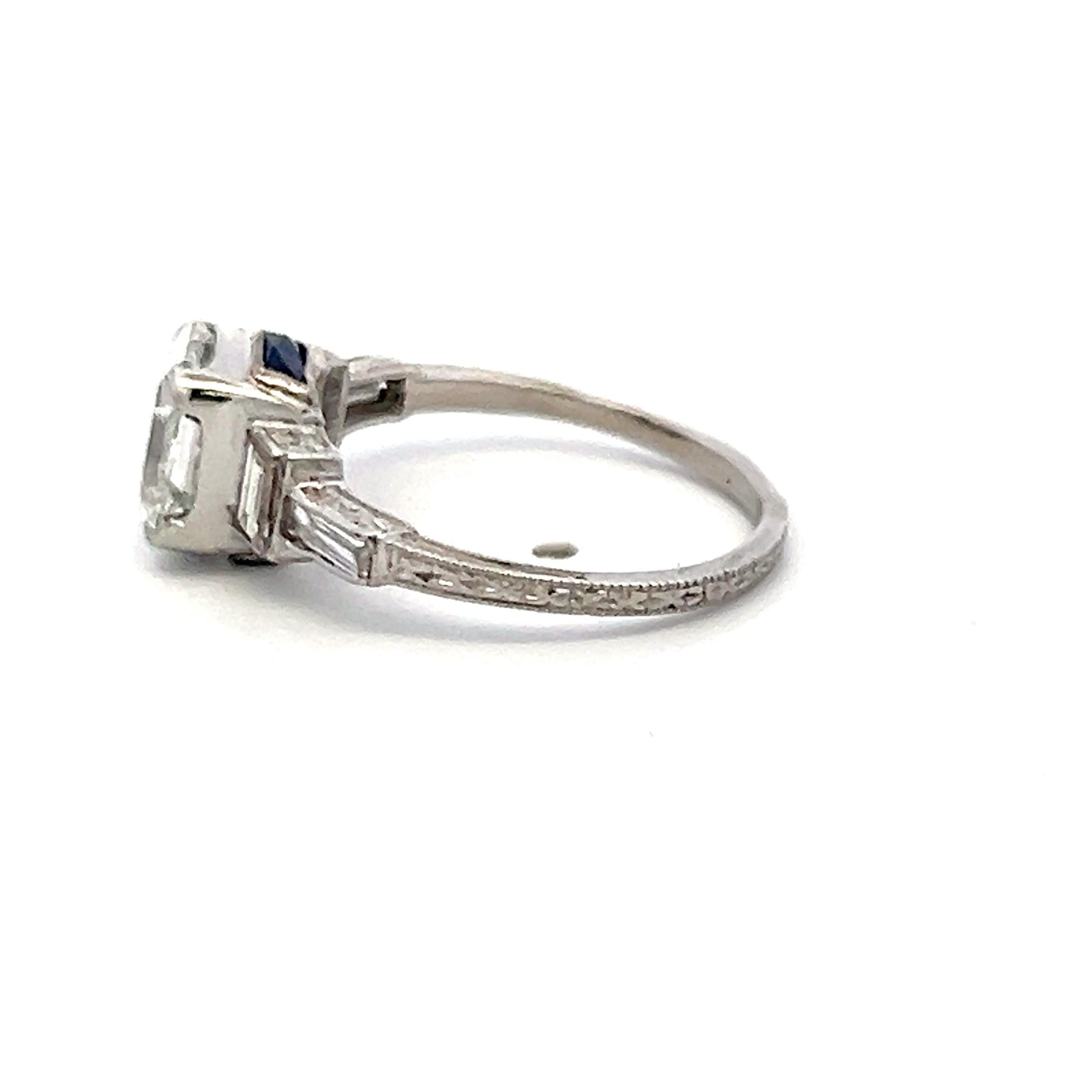 Anello di fidanzamento in platino con diamante Asscher, smeraldo e baguette da 2,08 carati (G-H VS-SI) In condizioni buone in vendita a New York, NY