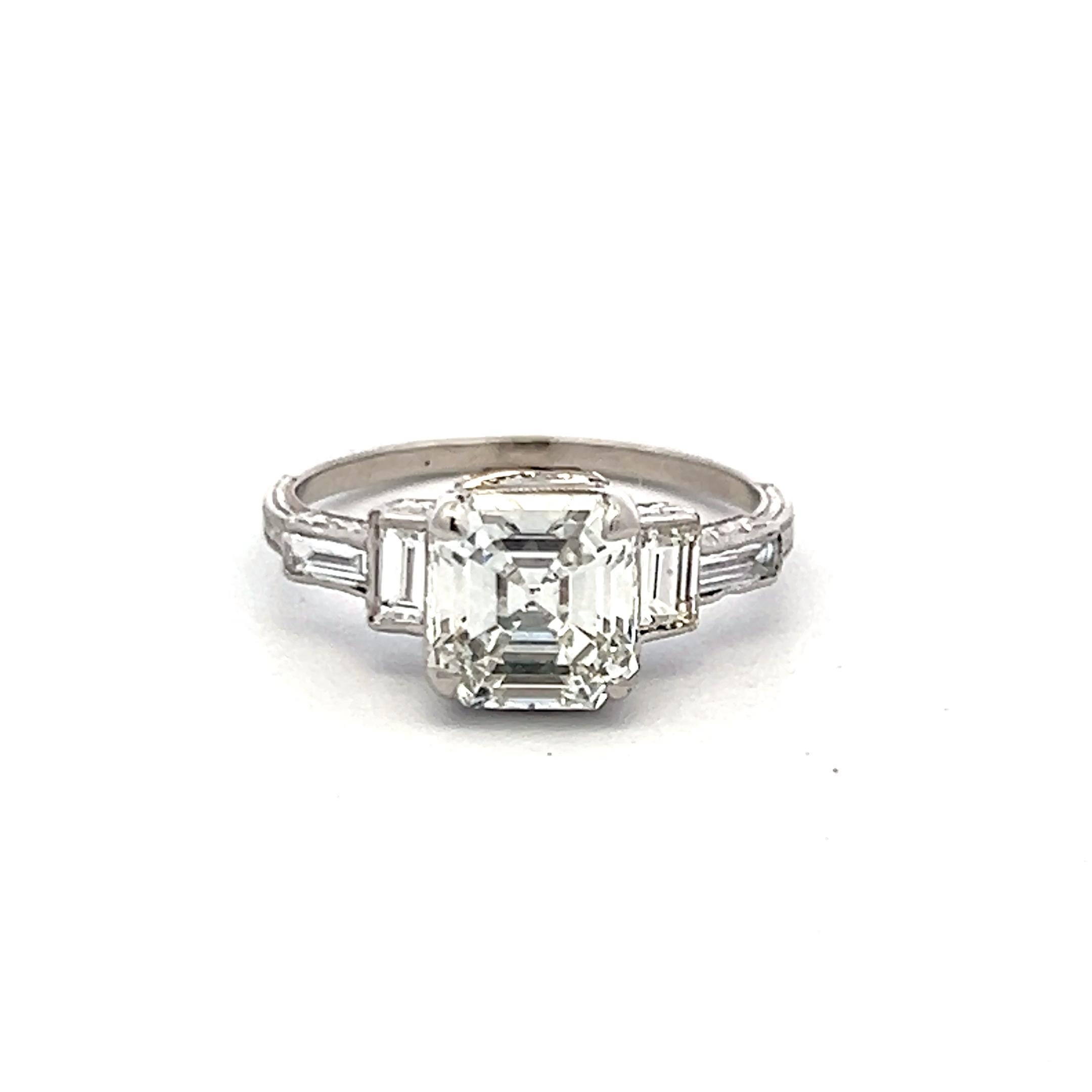 Donna Anello di fidanzamento in platino con diamante Asscher, smeraldo e baguette da 2,08 carati (G-H VS-SI) in vendita