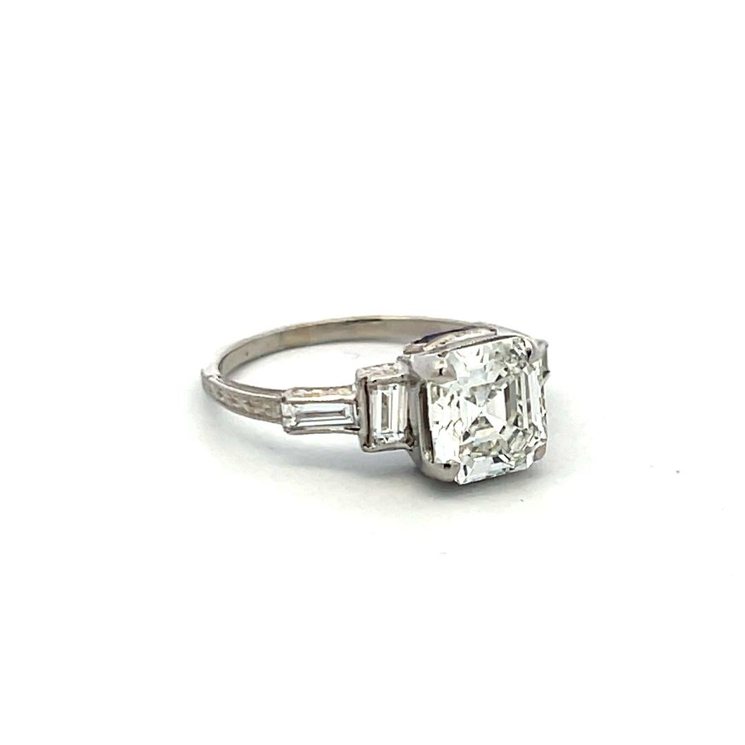 Anello di fidanzamento in platino con diamante Asscher, smeraldo e baguette da 2,08 carati (G-H VS-SI) in vendita 2